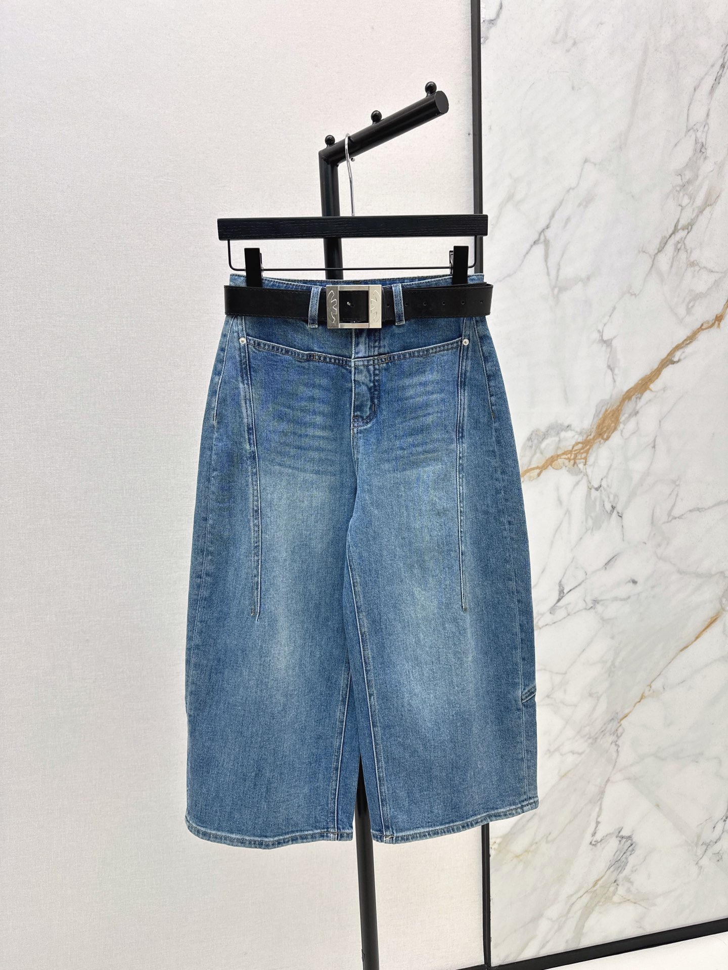 NO:320694,Fashionable niche design 25Ss————The latest scimitar cut jeans in spring and summer. The most fashionable pants shape nowadays. The boon for thick-legged star people is it. The length that covers the upper visually extends the length of the legs, making the legs longer. The scimitar pants cuts are very stylish. Even the simplest combination can become fashionable. Three-color smlxl, jeans, alexander wang19860909时髦小众设计 25Ss————春夏最新款弯刀剪裁九分牛仔裤 时下最时髦的裤型 粗腿星人的福音就是它了 盖住鞋面的长度在视觉上延伸腿部的长度 更显腿长 弯刀裤型剪裁 穿上很有型 即使是最简单的搭配也能变得时髦 三色smlxl,,jeans,alexander wang,Women's clothing