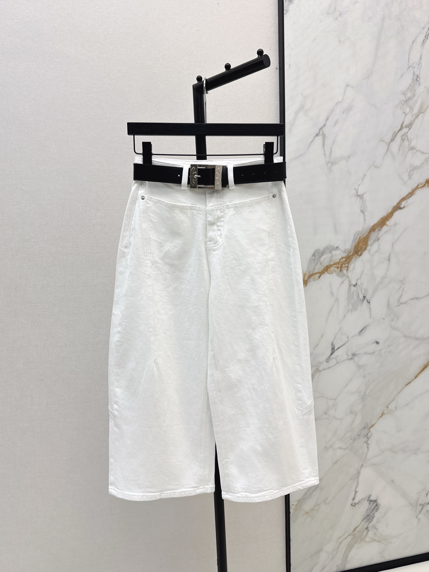 NO:320696,Fashionable niche design 25Ss————The latest scimitar cut jeans in spring and summer. The most fashionable pants shape nowadays. The boon for thick-legged star people is it. The length that covers the upper visually extends the length of the legs, making the legs longer. The scimitar pants cuts are very stylish. Even the simplest combination can become fashionable. Three-color smlxl 99, jeans, alexander wang19860909时髦小众设计 25Ss————春夏最新款弯刀剪裁九分牛仔裤 时下最时髦的裤型 粗腿星人的福音就是它了 盖住鞋面的长度在视觉上延伸腿部的长度 更显腿长 弯刀裤型剪裁 穿上很有型 即使是最简单的搭配也能变得时髦 三色smlxl 99,,jeans,alexander wang,Women's clothing