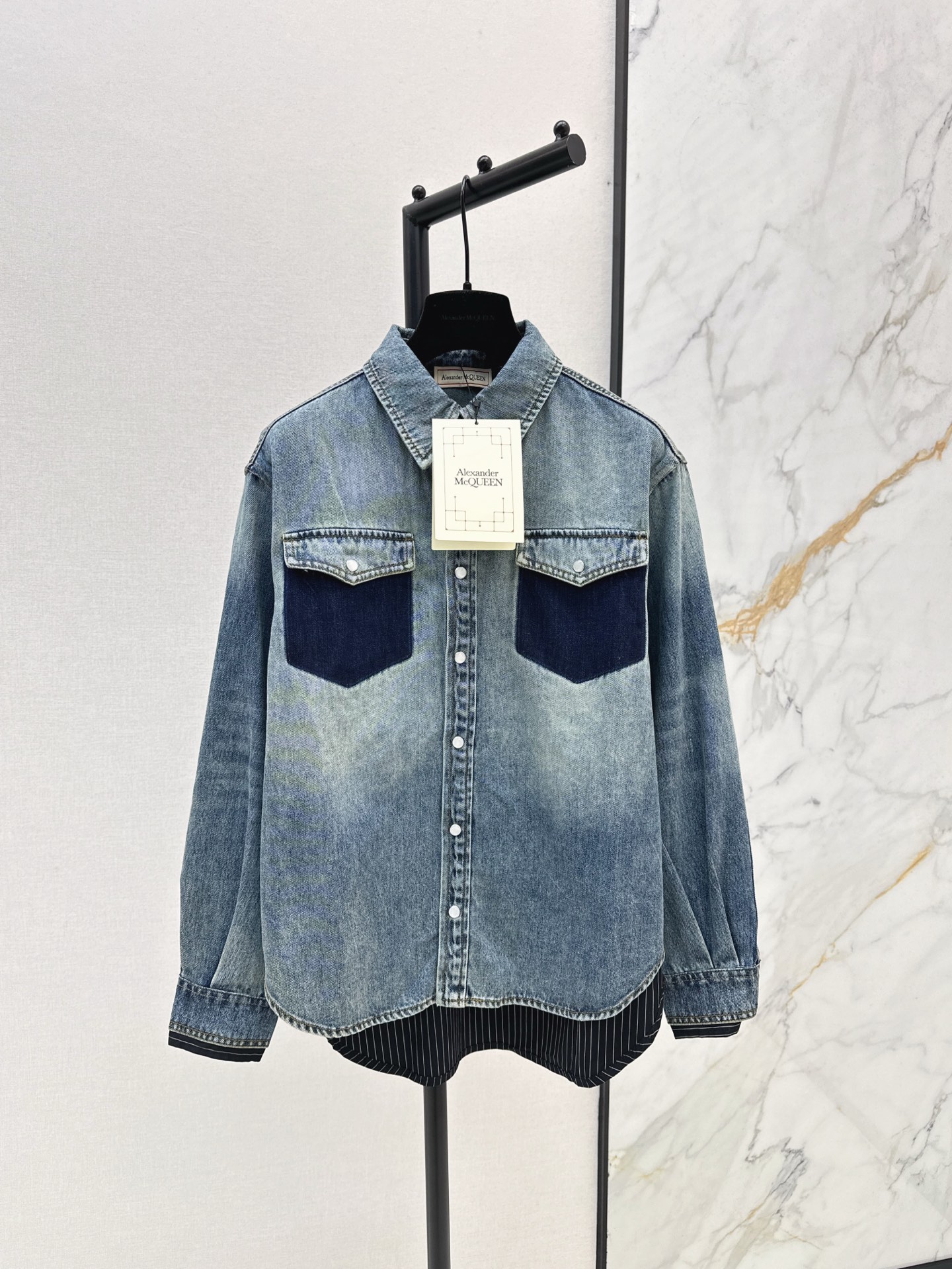 NO:320703,Exclusive first release McQ 25Ss————The latest spring and summer splicing contrasting color washing cowboy shirts are fashionable, just right silhouette cut, easy to control, retro and old washing, American retro fashion, 100% practical wearability, never afraid of outdated, one color is available in stock sml 89,,shirts,alexander wang19860909独家首发 McQ 25Ss————春夏最新款拼接撞色洗水牛仔衬衫时髦必备 恰到好处的廓型剪裁 很好驾驭 复古做旧洗水 有种美式复古时髦 实穿性百分百 永久不怕过时 一色现货发售sml 89,,shirts,alexander wang,Women's clothing