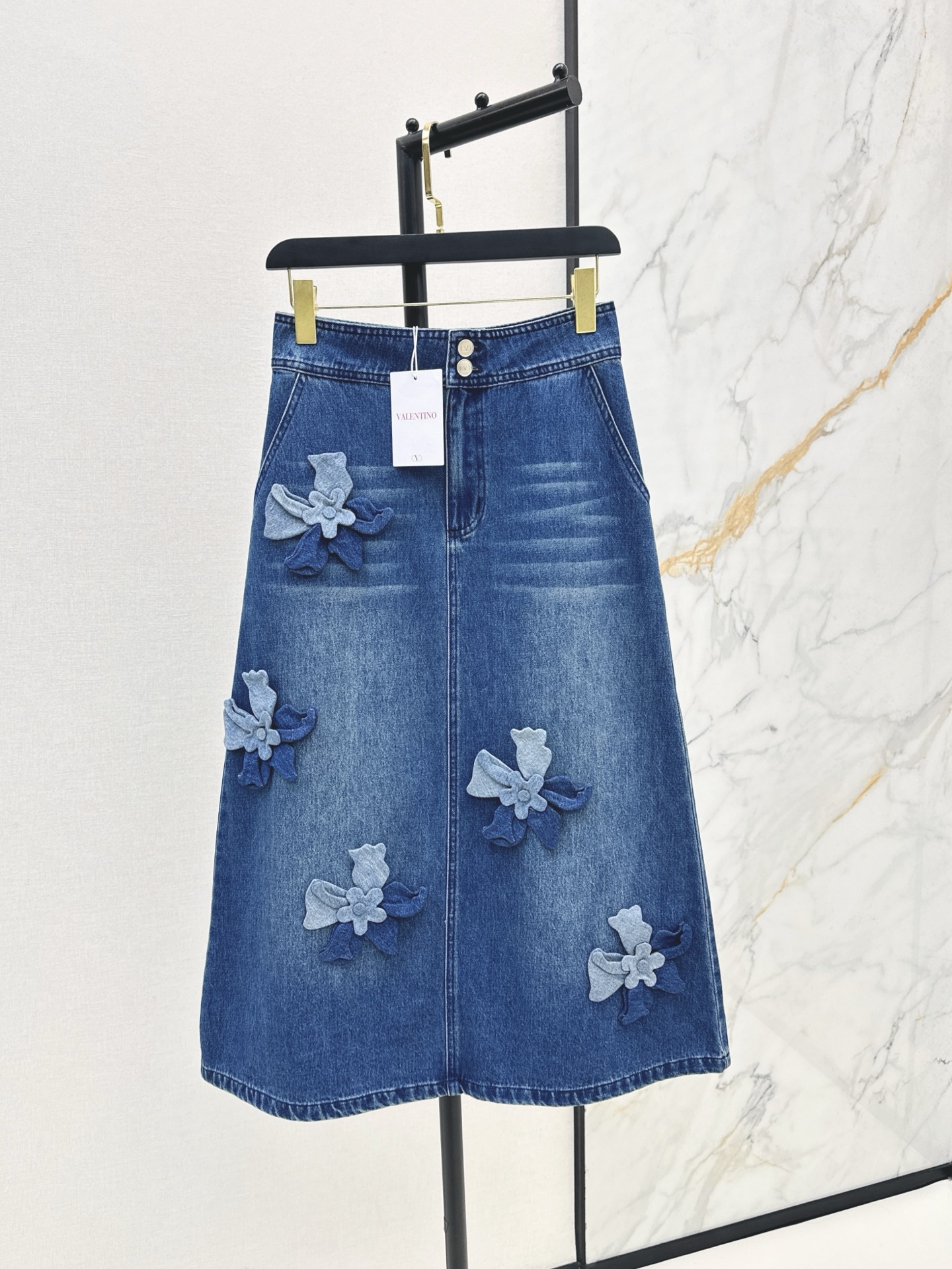 NO:320707,Jacket Skirts Pants must be included Exclusive style~ VLTN 25Ss———The latest model of early spring heavy craftsmanship three-dimensional flower decoration series denim suit jacket   skirt   denim straight pants High-quality denim fabric Heavy handmade flower decoration Can be sweet or salty upper body full of femininity One color split development SML, Skirts, Jackets & coats, Alexander wang19860909外套 半裙 长裤精必入 独家款～ VLTN 25Ss———早春最新款重工艺立体花朵装饰一系列牛仔西服外套 半裙 牛仔直筒裤 高品质牛仔面料 重磅手工花朵装饰 可甜可盐上身女人味十足 一色分开发 现货发售sml,,skirts,jackets & coats,alexander wang,Women's clothing