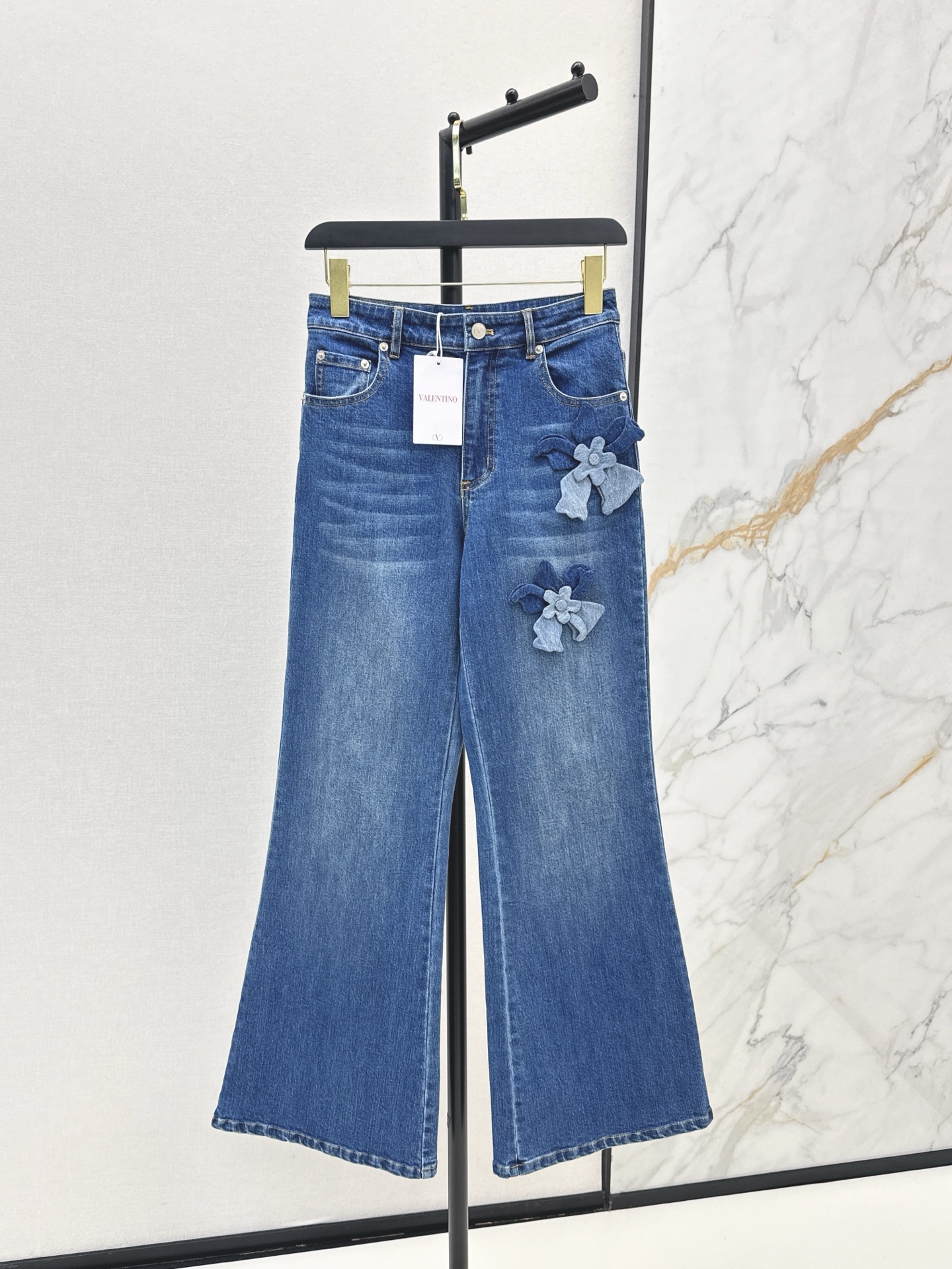 NO:332782,Fashionable essence must be purchased Exclusive model~ VLTN 25Ss———The latest model of early spring heavy craftsmanship three-dimensional flower decoration series denim suit jacket   skirt   denim straight pants High-quality denim fabric Heavy handmade flower decoration Can be sweet or salty upper body full of femininity One color split development SML trousers, skirts, jackets & coats, alexander wang19860909时髦精必入 独家款～ VLTN 25Ss———早春最新款重工艺立体花朵装饰一系列牛仔西服外套 半裙 牛仔直筒裤 高品质牛仔面料 重磅手工花朵装饰 可甜可盐上身女人味十足 一色分开发 现货发售sml 长裤,,skirts,jackets & coats,alexander wang,Women's clothing