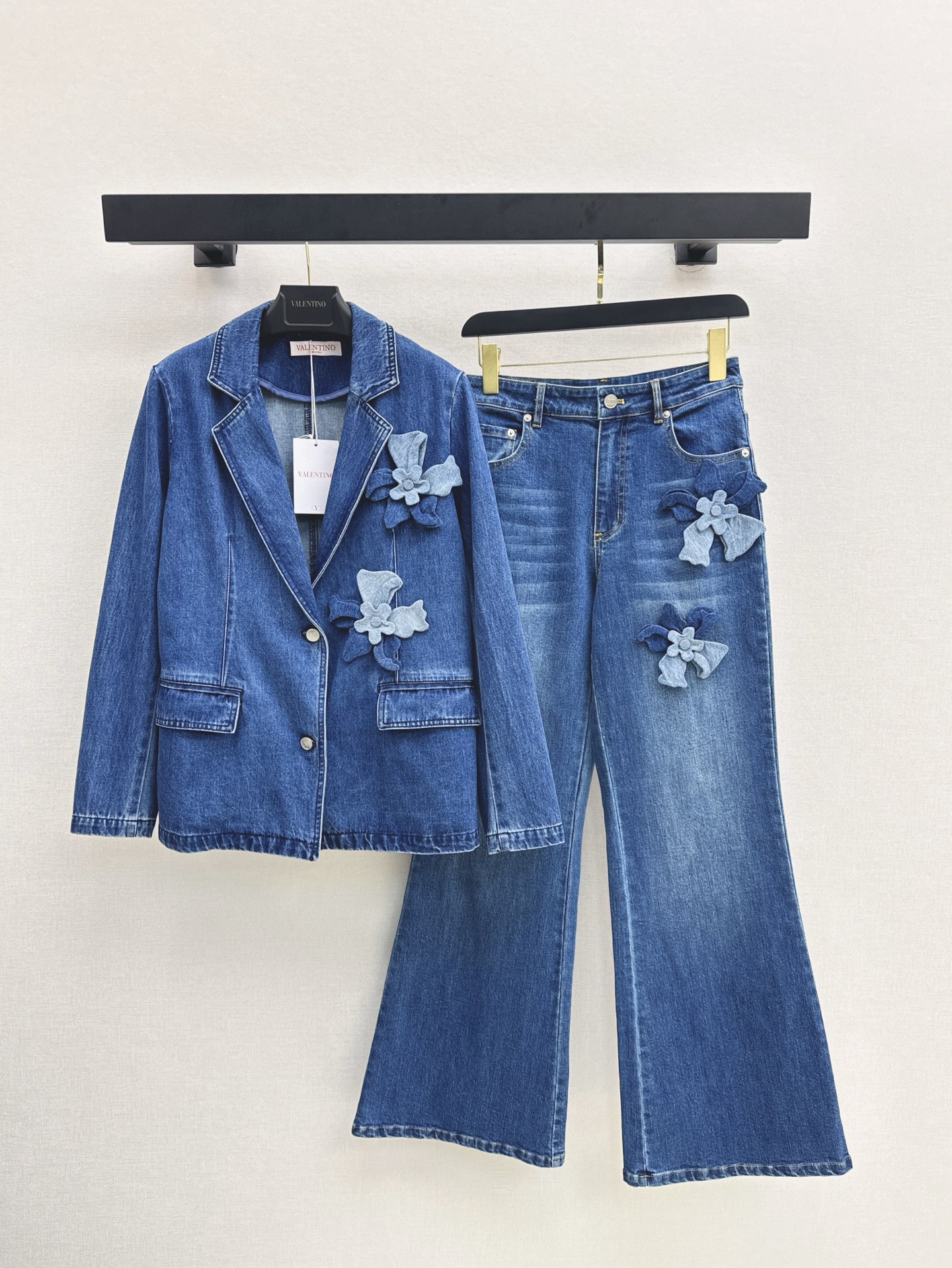 NO:332779,Fashionable essence must be purchased Exclusive model~ VLTN 25Ss———The latest model of early spring heavy craftsmanship three-dimensional flower decoration series denim suit jacket   skirt   denim straight pants High-quality denim fabric Heavy handmade flower decoration Can be sweet or salty upper body full of femininity One color split development SML jackets, skirts, jackets & coats, alexander wang19860909时髦精必入 独家款～ VLTN 25Ss———早春最新款重工艺立体花朵装饰一系列牛仔西服外套 半裙 牛仔直筒裤 高品质牛仔面料 重磅手工花朵装饰 可甜可盐上身女人味十足 一色分开发 现货发售sml 外套,,skirts,jackets & coats,alexander wang,Women's clothing