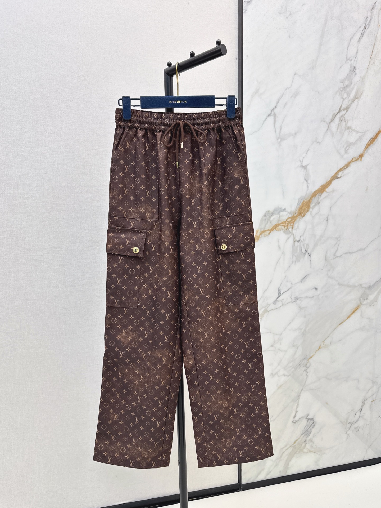 NO:321084,L Home 25Ss————The latest spring and summer printed pocket trousers Custom imported twill thick material High-end and stylish texture Elastic drawstring wide-leg trousers design Full-body printed four-leaf clover elements and letter patterns Old money is full of slackness, neat tailoring details show the texture of the big brand Decorate three-dimensional flip pockets at the knees Add practicality while adding fashion sense of workwear One-color spot sml 8,,louis vuitton,alexander wang19860909L家 25Ss————春夏最新款印花口袋长裤 定制进口斜纹稠材质 质感高级有型 弹力抽绳阔腿长裤设计 通体满印四叶草元素和字母图案 老钱松弛感满满 利落剪裁细节彰显大牌质感 膝盖处装点立体翻盖口袋 增加实用性的同时 增添工装时尚感 一色现货发售sml 8,,louis vuitton,alexander wang,Women's clothing