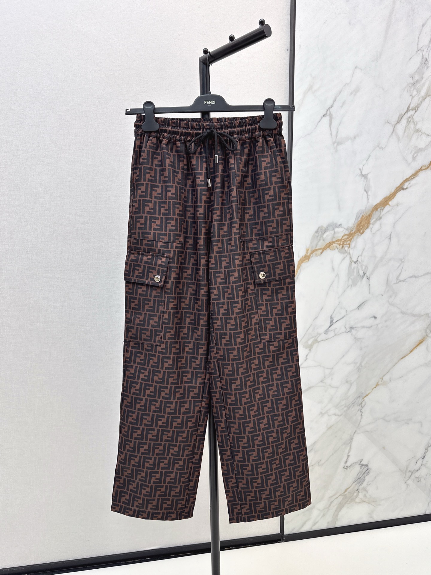 NO:321081,FD 25Ss————The latest spring and summer work pocket trousers custom imported twill thick material, high-end and stylish texture, elastic drawstring wide-leg trousers design, full-print double F letter pattern, old money full of slackness, neat tailoring details show the texture of the big brand, three-dimensional flip pockets at the knees, while adding practicality, add fashion sense of workwear, sml on the same color, alexander wang19860909FD 25Ss————春夏最新款工装口袋长裤定制进口斜纹稠材质 质感高级有型 弹力抽绳阔腿长裤设计 通体满印双F字母图案 老钱松弛感满满 利落剪裁细节彰显大牌质感 膝盖处装点立体翻盖口袋 增加实用性的同时 增添工装时尚感 一色现货发售sml,,alexander wang,Women's clothing