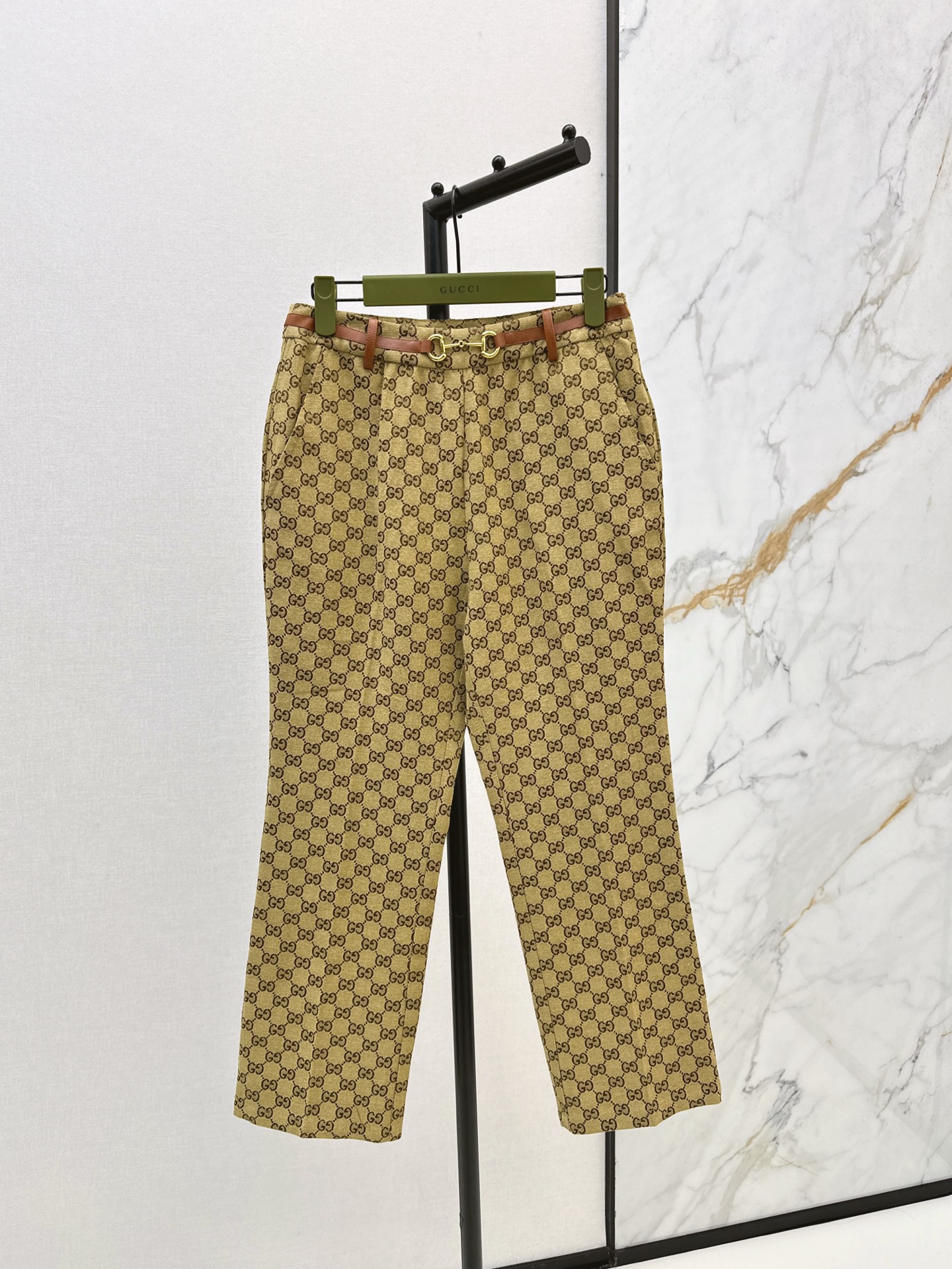 NO:321054,Gu 25Ss————The latest spring and summer jacquard straight trousers custom imported jacquard fabric with high-quality texture, stronger texture, superior quality, straight suit pants style, three-dimensional cutting lines of the front legs, effective lengthening of the leg proportions, thin leather belt with horseshoe buckles, make the waist fit more in the body, reduce embellishment, make the overall look neat and simple, highlighting the elite temperament, double G logos throughout the body, fashionable and elegant for daily commuting, one-color spot sml 88,, business suit, alexander wang19860909Gu 25Ss————春夏最新款提花直筒长裤定制进口提花面料 质感高级 肌理更强 品相上乘 直筒西装裤版型 前腿立体裁剪线条 有效拉长腿部比例 皮质细腰带搭配马蹄链扣 让腰身更贴合身形 减少缀饰让整体观感利落简洁 凸显精英气质 通体双G徽标 洋气优雅适合日常通勤 一色现货发售sml 88,,business suit,alexander wang,Women's clothing
