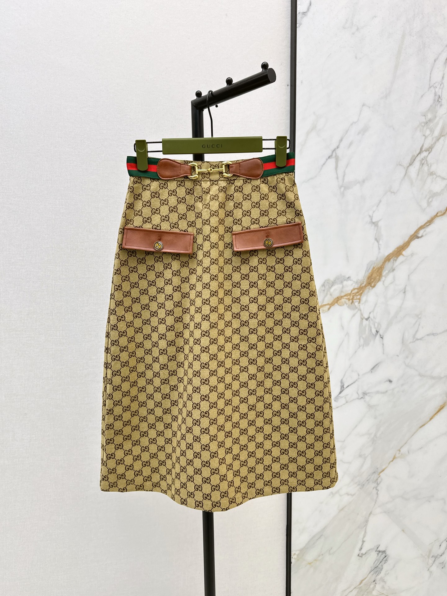 NO:321060,Gu 25Ss—————The latest spring and summer webbing retro straight skirt custom imported jacquard fabric with high-quality texture, comfortable and delicate, three-dimensional minimalist tailoring, red and green webbing with horseshoe buckles make the waist fit the curve, high-waist straight skirt is simpler and more atmospheric, the upper body shows the perfect line feeling, the whole body double G jacquard adds nobility and elegance, leather flip pocket design, rich design levels, one-color spot sml, skirts, alexander wang19860909Gu 25Ss————春夏最新款织带复古直筒半裙定制进口提花面料 质感高级 舒适细腻 立体极简剪裁 红绿织带搭配马蹄链扣让腰身贴合曲线 高腰直筒半裙更简约大气 上身显示完美线条感 通体双G提花 增添高贵优雅 皮质翻盖口袋设计 丰富设计层次 一色现货发售sml,,skirts,alexander wang,Women's clothing