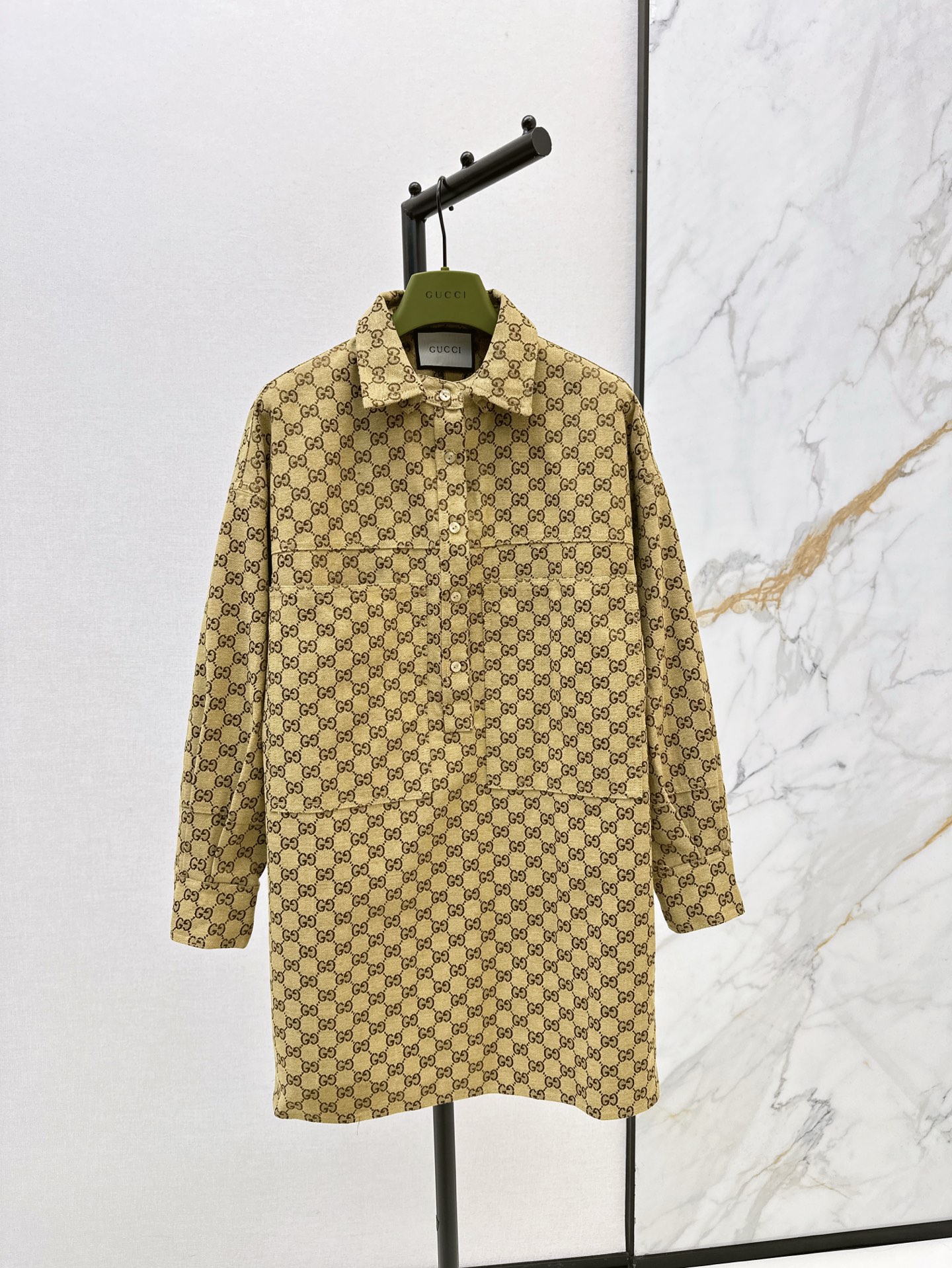 NO:321066,Gu 25Ss—————The latest retro pocket long shirts in spring and summer custom imported jacquard fabric with high-quality texture, comfortable and delicate, classic double G jacquard durable and versatile, classic and not picky, lapel long-sleeved shirt shape can be used as dress wear, buttons half-open and easy to put on and off, echoing the evergreen symmetrical pockets, retro and fashionable, neckline is removable, realizing one-two-wear, one-color spot-on sml 99,, skirts, shirts, alexander wang19860909Gu 25Ss————春夏最新款复古口袋长款衬衫定制进口提花面料 质感高级 舒适细腻 通体经典双G提花耐看百搭 经典不挑人 翻领长袖衬衫造型可做连衣裙穿搭 钮扣半开襟方便穿脱 与常青对称口袋呼应 复古又时尚 领口作可拆卸设计 实现一衣两穿 一色现货发售sml 99,,skirts,shirts,alexander wang,Women's clothing