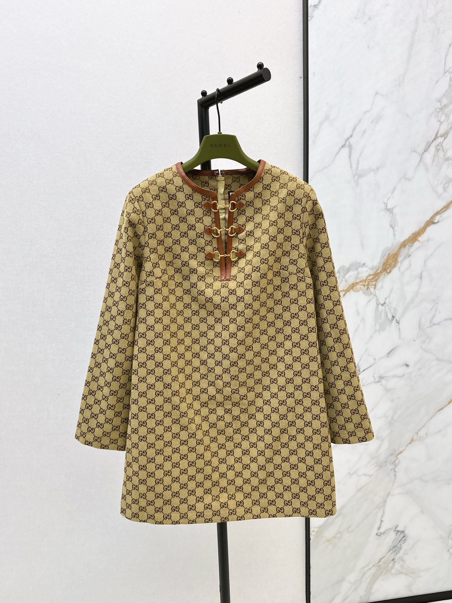 NO:321072,Gu 25Ss———————The latest spring and summer jacquard hollow buckle dress custom imported jacquard fabric with high-quality texture, comfortable and delicate long-sleeved dress tailoring, double G jacquard durable and versatile, classic and not picky, V-shaped slit on the front closure, hollow design with chain buckle, three-dimensional cut at waist, effective outline curve, elegant and retro upper body, essential for casual commuting, one-color spot sml 9930,, skirts, alexander wang19860909Gu 25Ss—————春夏最新款提花镂空链扣连衣裙定制进口提花面料 质感高级 舒适细腻 长袖连衣裙剪裁 通体双G提花耐看百搭 经典不挑人 前襟V字开衩 配合链扣作镂空设计 腰间立体剪裁不紧绷 有效放量勾勒曲线 上身优雅复古 休闲通勤必备 一色现货发售sml 9930,,skirts,alexander wang,Women's clothing