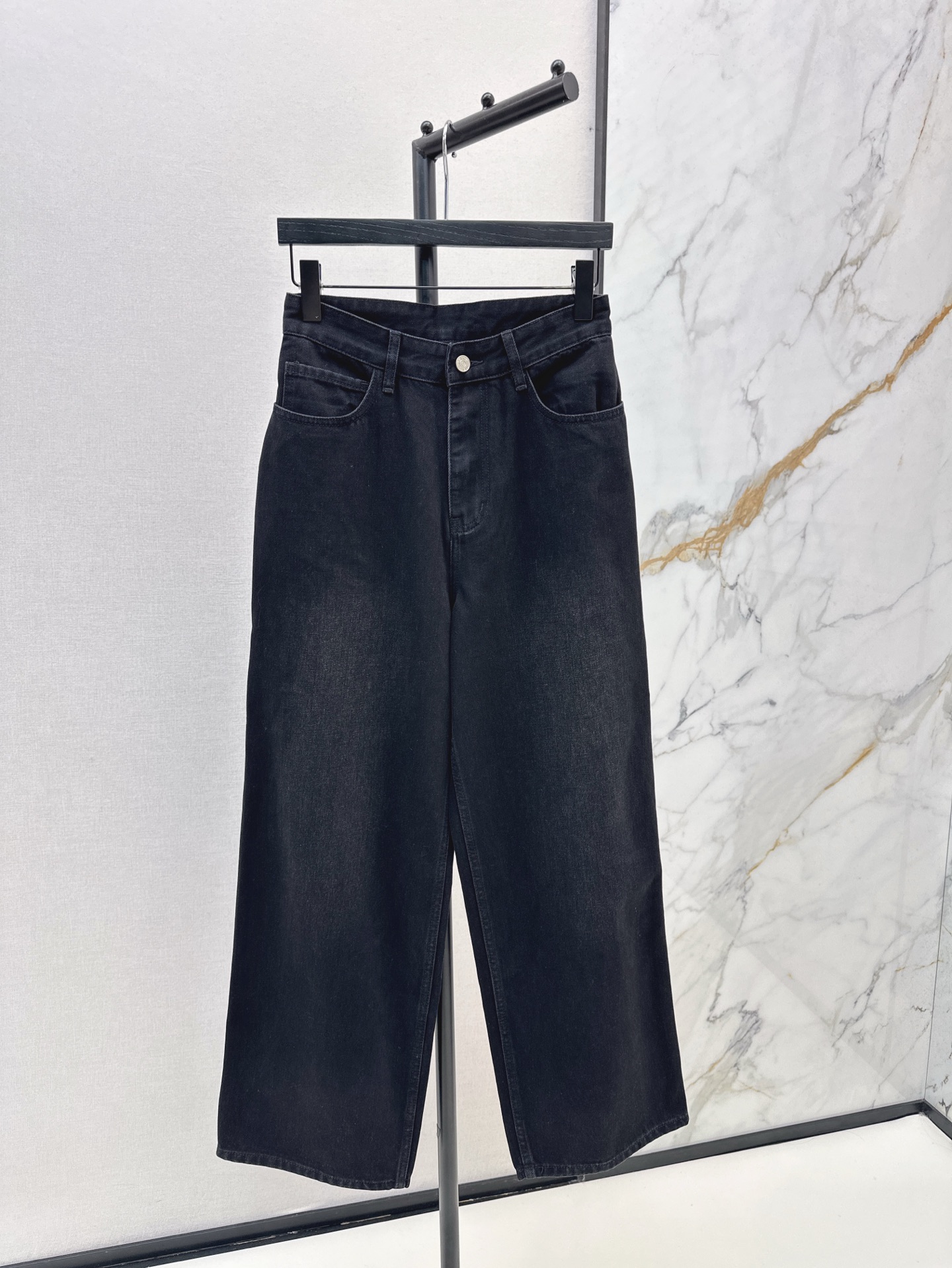 NO:321078,Mm～6 25Ss————The latest model of sickle denim straight-leg pants in spring and summer. Customized retro washing process and A and cool high-end single item. Three-dimensional embossed letter craftsmanship in the back pocket. Handsome and fashionable. Imported denim fabric has a great texture. Three-dimensional tailored mid-low waist straight-leg pants with huge slim upper body. One-color spot sml 923,,alexander wang19860909Mm～6 25Ss————春夏最新款镰刀牛仔直筒裤 定制复古洗水工艺又A又飒的高级单品单品 后口袋立体浮雕字母工艺 版型帅气又时髦 进口牛仔面料质感超赞 立体剪裁中低腰直筒裤型上身巨显瘦 一色现货发售sml 923,,alexander wang,Women's clothing