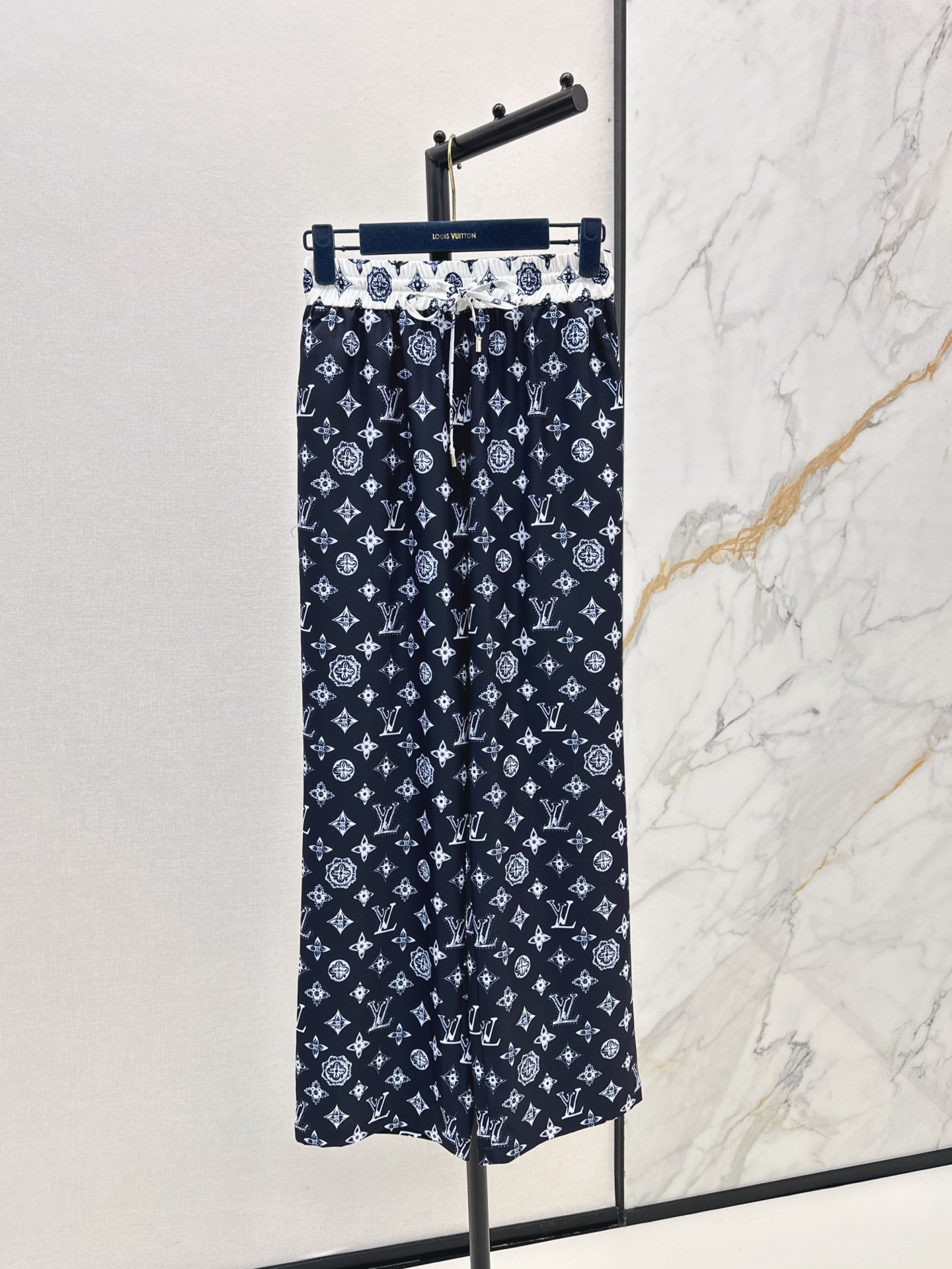 NO:321087,L's 25Ss————The latest classic presbyterian pattern printed straight-leg pants in spring and summer is not picky about body requirements. The upper body is flat and upright and very good!  The matching style is also very popular. Exquisite and high-end customization. The textured fabric is super texture. Retro and elegant. The upper body is cool and handsome. The age-reducing fashionable style is available in stock. SML, louis vuitton, alexander wang.19860909L家 25Ss—————春夏最新款经典老花图案印花直筒裤不挑剔身形要求 上身板板正正特别赞！搭配的风格也很通吃 精致高级定制 富有肌理感的面料质感超赞 复古优雅 上身酷帅减龄时髦精 一色现货发售sml,,louis vuitton,alexander wang,Women's clothing