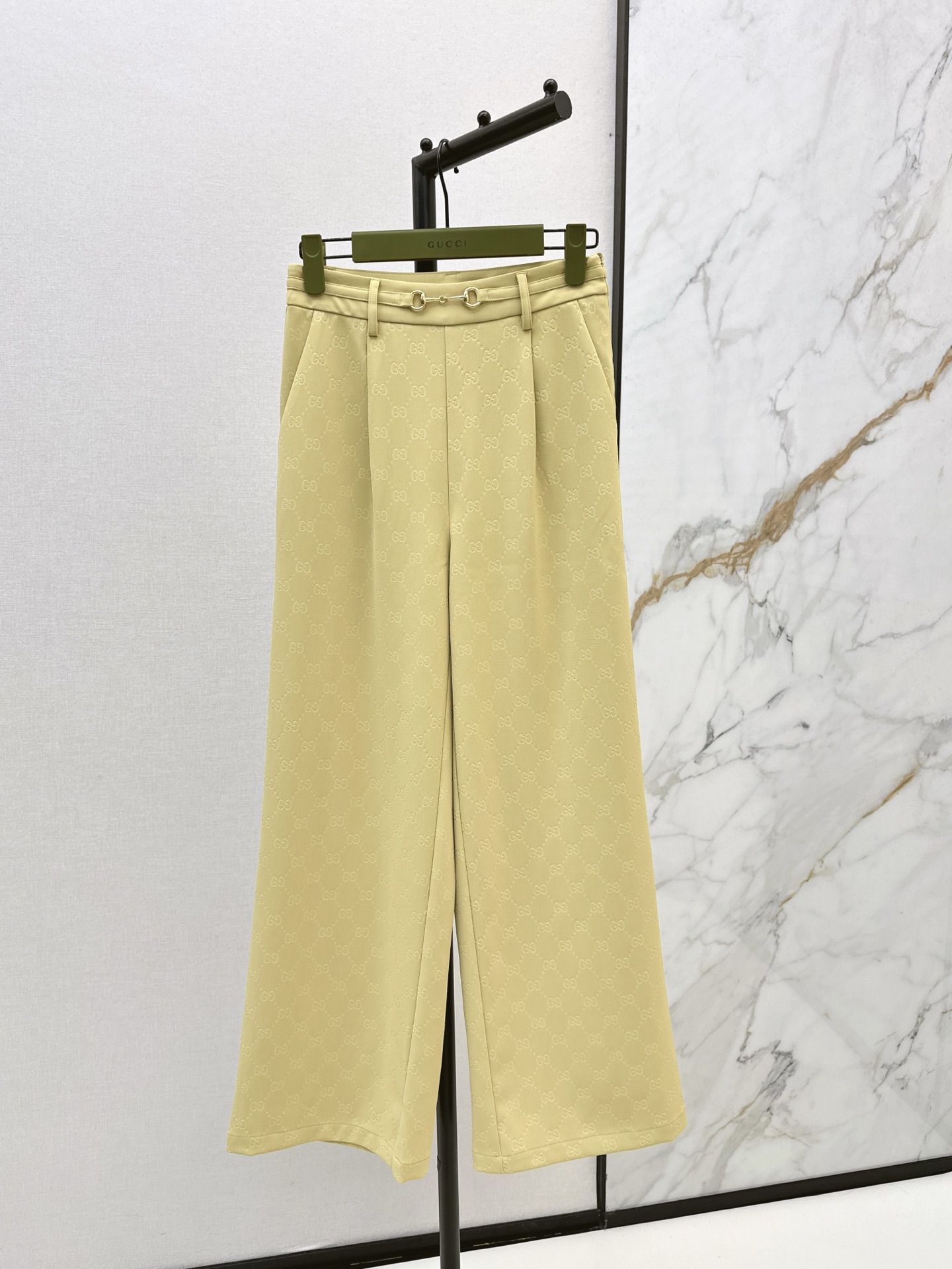 NO:321089,Gu 25Ss————The latest style of horseshoe buckle decorative straight-leg pants in spring and summer. Not picky about body shape requirements. The upper body is very flat and well-known. The matching style is also very popular. Exquisite and high-end customization. The textured fabric is super texture. Retro and elegant. The upper body is cool and handsome and age-reducing. Two colors are available for sale in stock. Alexander wang.19860909Gu 25Ss————春夏最新款马蹄扣装饰直筒裤 不挑剔身形要求 上身板板正正特别赞 搭配的风格也很通吃 精致高级定制 富有肌理感的面料质感超赞 复古优雅 上身酷帅减龄时髦精 两色现货发售sml,,alexander wang,Women's clothing