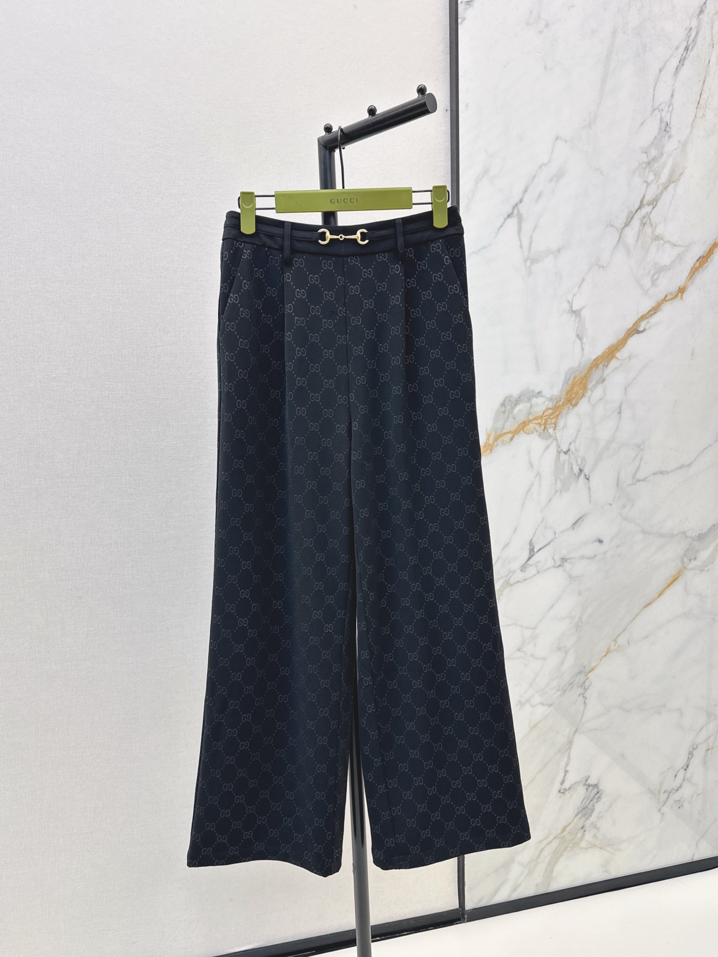 NO:321090,Gu 25Ss————The latest style of horseshoe buckle decorative straight-leg pants in spring and summer. Not picky about body shape requirements. The upper body is very flat and well-known. The matching style is also very popular. Exquisite and high-end customization. The textured fabric is super texture. Retro and elegant. The upper body is cool and handsome and age-reducing. Two colors are available for sale in stock. 90210,,alexander wang19860909Gu 25Ss————春夏最新款马蹄扣装饰直筒裤 不挑剔身形要求 上身板板正正特别赞 搭配的风格也很通吃 精致高级定制 富有肌理感的面料质感超赞 复古优雅 上身酷帅减龄时髦精 两色现货发售sml 90210,,alexander wang,Women's clothing