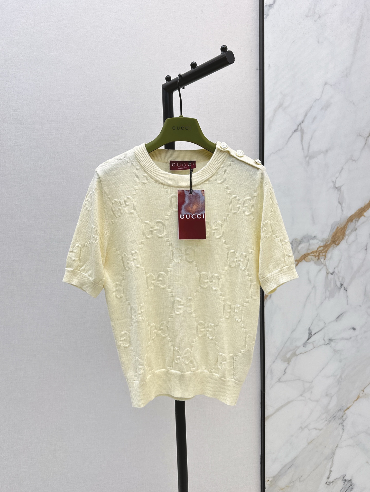 NO:321092,Gu 25Ss———The latest classic gg pattern short-sleeved sweater wool knitted fabric with delicate and soft texture, a classic age-reducing product!  The logo letter design is fashionable and handsome!  The style is not picky about others and looks slim!  The perfect item that is a must-have for white and rich beauty. Two-color spot sale sml, T-shirt, alexander wang19860909Gu 25Ss————春夏最新款经典gg图案短袖针织衫羊毛针织面料质感细腻软糯 经典减龄单品！Logo字母设计时髦又帅气！版型不挑人上身巨显瘦！白富美必收的完美单品 两色现货发售sml,,T-shirt,alexander wang,Women's clothing