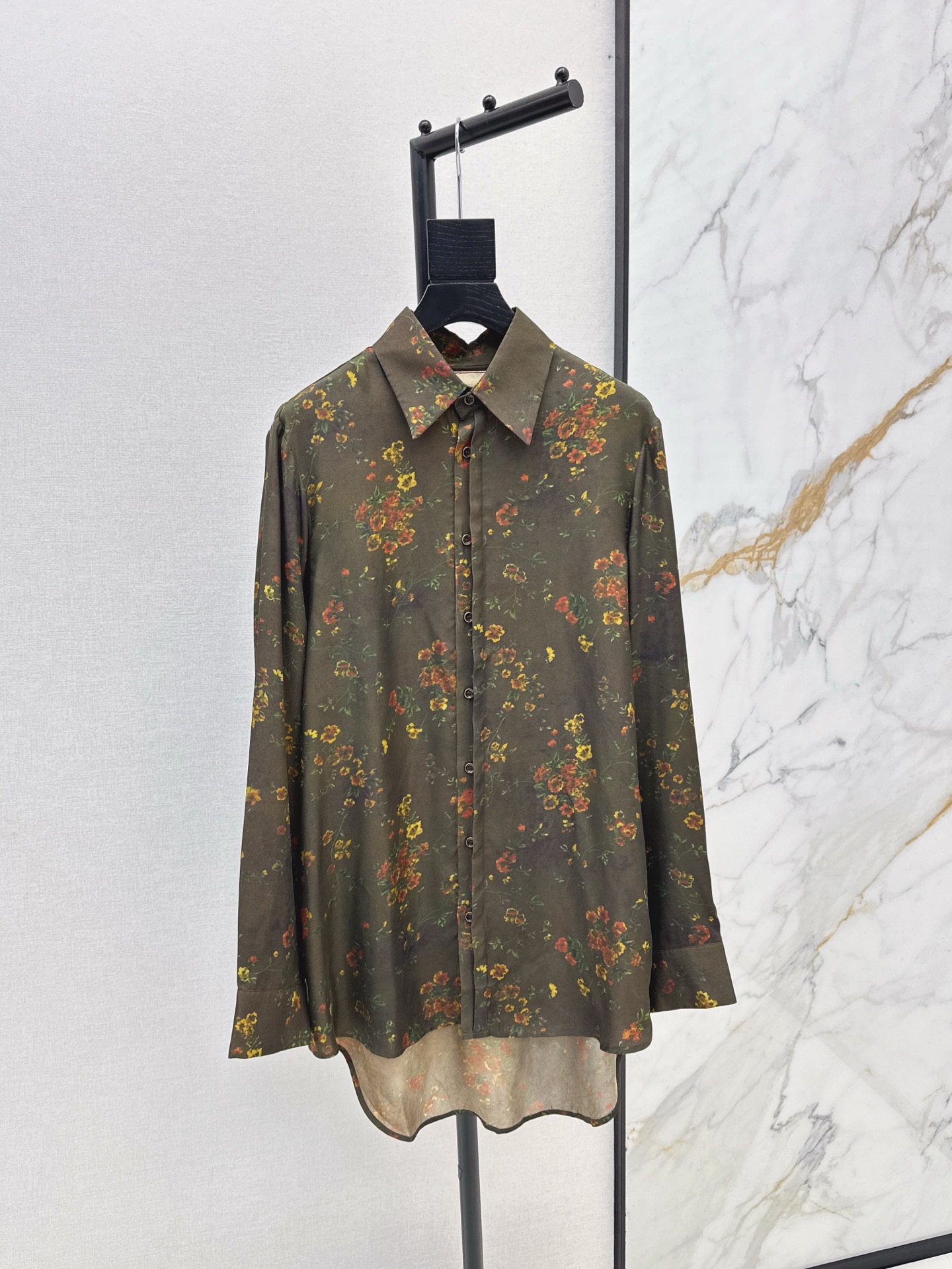 NO:321083,Shirts, niche designs for skirts 25Ss————The latest smudge prints in spring and summer, a series of loose silhouette shirts   suspender skirts   vest skirts. Retro and elegant. The upper body is so amazing. The tree-limited print has a Chill feeling. The upper body is not bound. It is relaxed and moderate. It is very hidden. Retro charm. Oriental aesthetics. It is so good to wear on vacation. One-color spot sml, skirts, shirts, alexander wang.19860909衬衫 吊,裙小众设计 25Ss————春夏最新款晕染印花一系列宽松廓形衬衫 吊带裙 背心裙 复古优雅 上身太惊艳了 树限定印花自带Chill感 上身也不会有束缚感 松弛有度 非常藏肉 复古韵味 东方美学 度假穿简直太出片了 一色现货发售sml,,skirts,shirts,alexander wang,Women's clothing