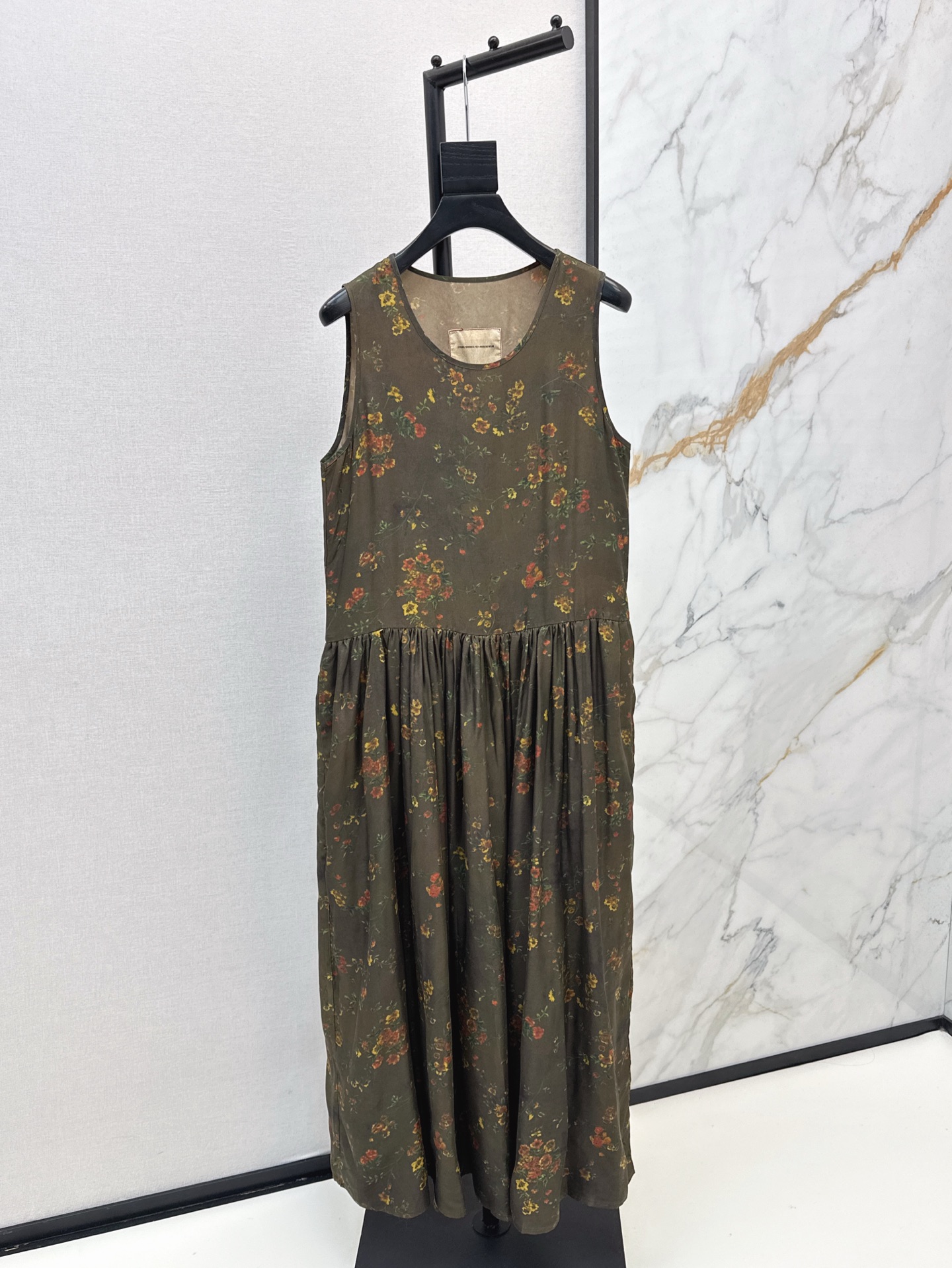 NO:321085,Shirts, niche designs for skirts 25Ss————The latest smudge prints in spring and summer, a series of loose silhouette shirts   suspender skirts   vest skirts. Retro and elegant. The upper body is so amazing. The tree-limited print has a Chill feeling. The upper body is not bound. It is relaxed and moderate. It is very hidden. Retro charm. Oriental aesthetics. It is so exciting to wear on vacation. SML is available in stock. Shirts 99340290., skirts,shirts,alexander wang.19860909衬衫 吊,裙小众设计 25Ss————春夏最新款晕染印花一系列宽松廓形衬衫 吊带裙 背心裙 复古优雅 上身太惊艳了 树限定印花自带Chill感 上身也不会有束缚感 松弛有度 非常藏肉 复古韵味 东方美学 度假穿简直太出片了 一色现货发售sml 衬衫99340290,,skirts,shirts,alexander wang,Women's clothing