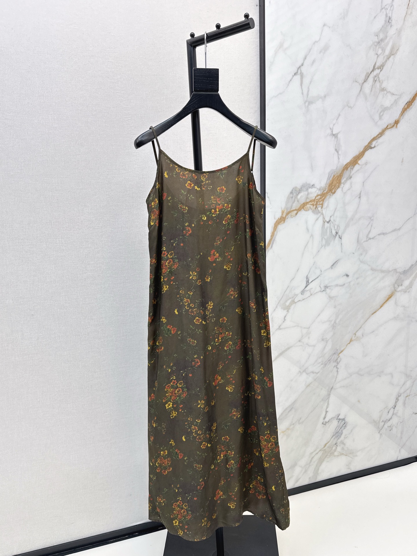 NO:321094,Shirts, niche designs for skirts 25Ss————The latest smudge prints in spring and summer, a series of loose silhouette shirts   suspender skirts   vest skirts. Retro and elegant. The upper body is so amazing. The tree-limited print has a Chill feeling. The upper body is not bound. It is relaxed and moderate. It is very hidden. Retro charm. Oriental aesthetics. It is so good to wear on vacation. SML shirts, skirts, shirts, alexander wang.19860909衬衫 吊,裙小众设计 25Ss————春夏最新款晕染印花一系列宽松廓形衬衫 吊带裙 背心裙 复古优雅 上身太惊艳了 树限定印花自带Chill感 上身也不会有束缚感 松弛有度 非常藏肉 复古韵味 东方美学 度假穿简直太出片了 一色现货发售sml 衬衫,,skirts,shirts,alexander wang,Women's clothing