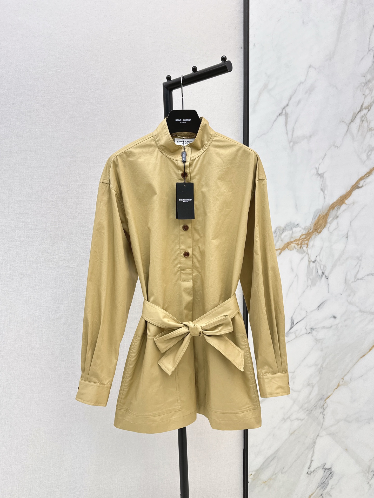 NO:321095,240SL 25Ss————The latest retro belt shirt dress with spring and summer custom twill cotton material, full texture, washed and used retro khaki, stand-up collar long-sleeved shirt style, can be used for dress wear, one and two clothes make it more layered, half-plate button design adjusts the slit at will, and outlines the curve with the waist cloth belt, and the brand's casual and free dressing style can be presented without extra decoration. One color is available for sale in stock, sml, loro piano, skirts, shirts, alexander wang19860909240SL 25Ss———春夏最新款复古腰带衬衫连衣裙定制斜纹棉材质 质感十足 水洗做旧复古卡其色 立领长袖衬衫版型 可做连衣裙穿搭使用 一衣两穿更显层次丰富 半开襟钮扣设计随意调节开衩 配合腰间本布腰带勾勒曲线 无须赘饰便能呈现大牌随性自由的穿搭风格 一色现货发售sml,,loro piana,skirts,shirts,alexander wang,Women's clothing