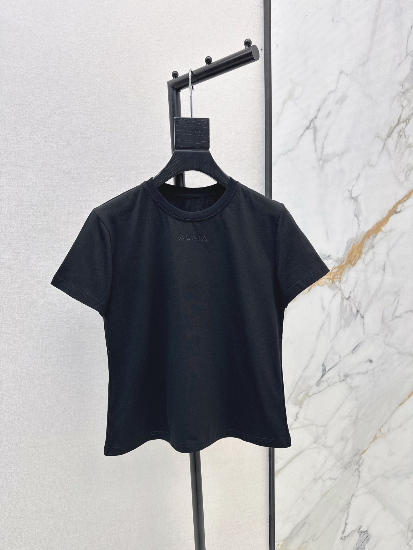 NO:321102,Fashionable niche design 25Ss————The latest spring and summer logo letter printing decoration small short T-shirt quality comfortable and high-end four seasons evergreen style age-reducing artifact Two colors on sale in stock sml, tees, t-shirt, alexander wang19860909时髦小众设计 25Ss————春夏最新款logo字母印花装饰小短款T恤品质手感舒适高级 四季常青款 减龄神器 两色现货发售sml,,tees，t-shirt,alexander wang,Women's clothing