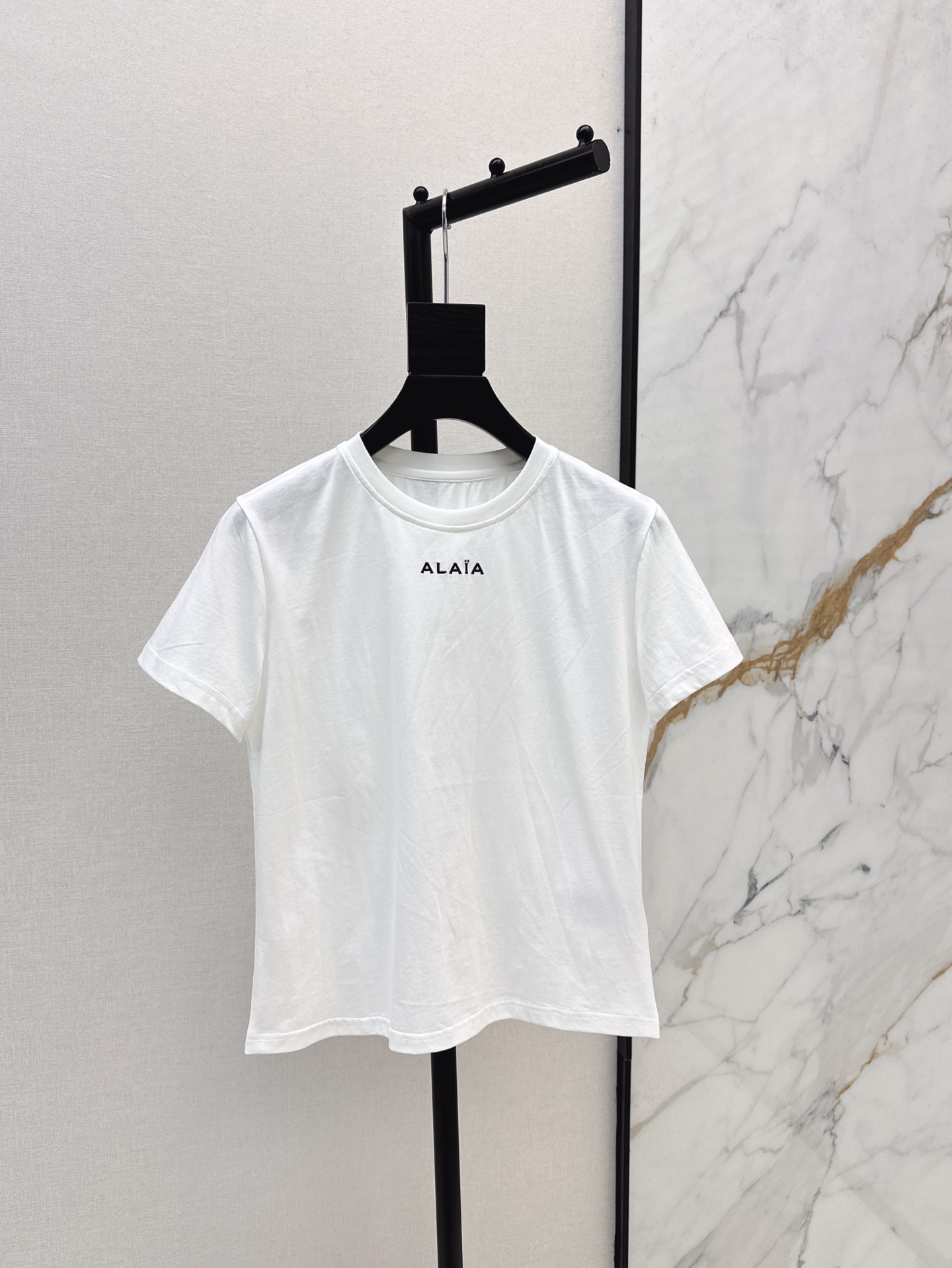 NO:321105,Fashionable niche design 25Ss————The latest spring and summer logo letter printing decoration small short T-shirt quality comfortable and high-end four seasons evergreen style age-reducing artifact Two colors on sale in stock sml, tees, t-shirt, alexander wang19860909时髦小众设计 25Ss————春夏最新款logo字母印花装饰小短款T恤品质手感舒适高级 四季常青款 减龄神器 两色现货发售sml,,tees，t-shirt,alexander wang,Women's clothing