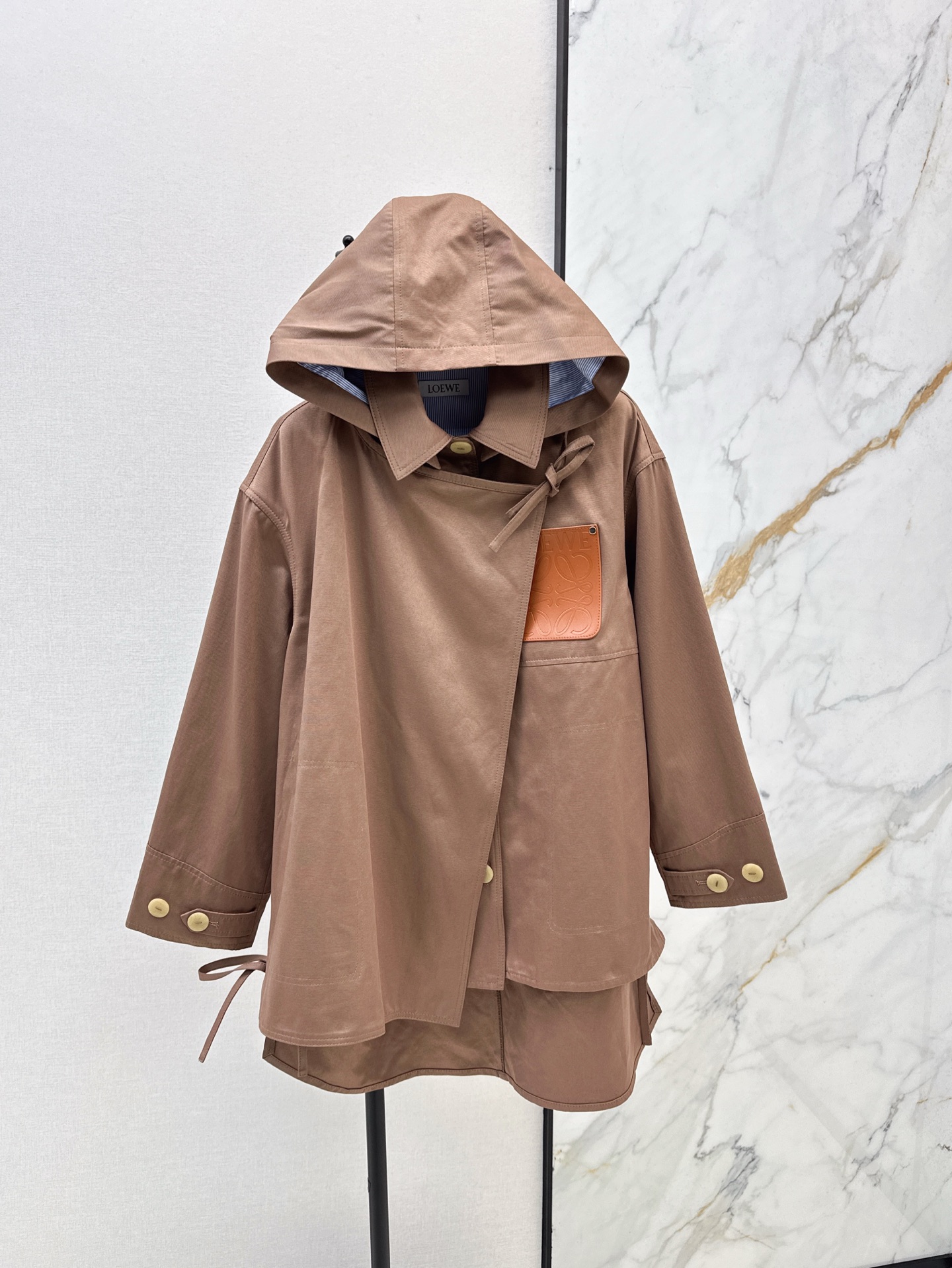 NO:321113,Loe 25Ss————The latest spring and summer spliced ​​striped decorative hooded windbreaker jacket top body A burst of awesome embossing craftsmanship logo on the chest, the temperament lapel is loose and versatile and fashionable, the front is short and the back is long and the sides are slit, the upper body is super slim, customer-ordered imported fabric, one-color spot on sale sml, loewe, jackets & coats, hats, alexander wang19860909Loe 25Ss————春夏最新款拼接条纹装饰连帽风衣外套上身A爆啦 胸前压花工艺logo 气质翻领宽松版型不挑人百搭又时髦 前短后长两侧开叉设计上身超显瘦 客订进口面料 一色现货发售sml,,loewe,jackets & coats,hats,alexander wang,Women's clothing