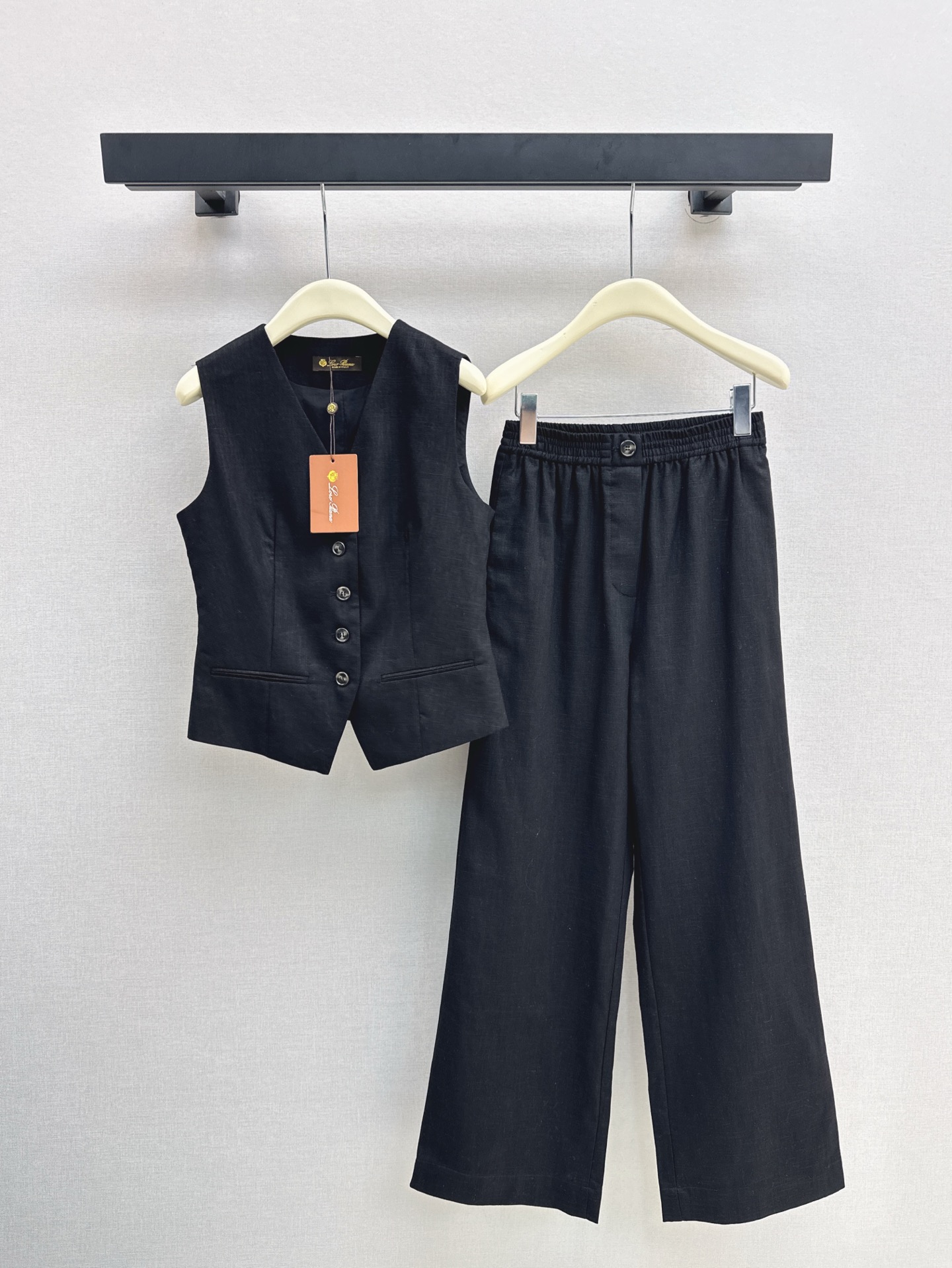 NO:321116,360L 25Ss————The latest vest suit in spring and summer V-neck vest jacket wide-leg pants. The upper body looks slim and tall. The gentle and elegant feeling of aura is exquisite and slim and not picky. One set is available. Two colors are available in stock. SML, loro piana, jackets & coats, alexander wang19860909360L 25Ss————春夏最新款马甲套装 V领马甲外套阔腿裤 上身显瘦又高挑 不失气场的温柔优雅感 精致既视感版型显瘦不挑人 一套出 两色现货发售sml,,loro piana,jackets & coats,alexander wang,Women's clothing