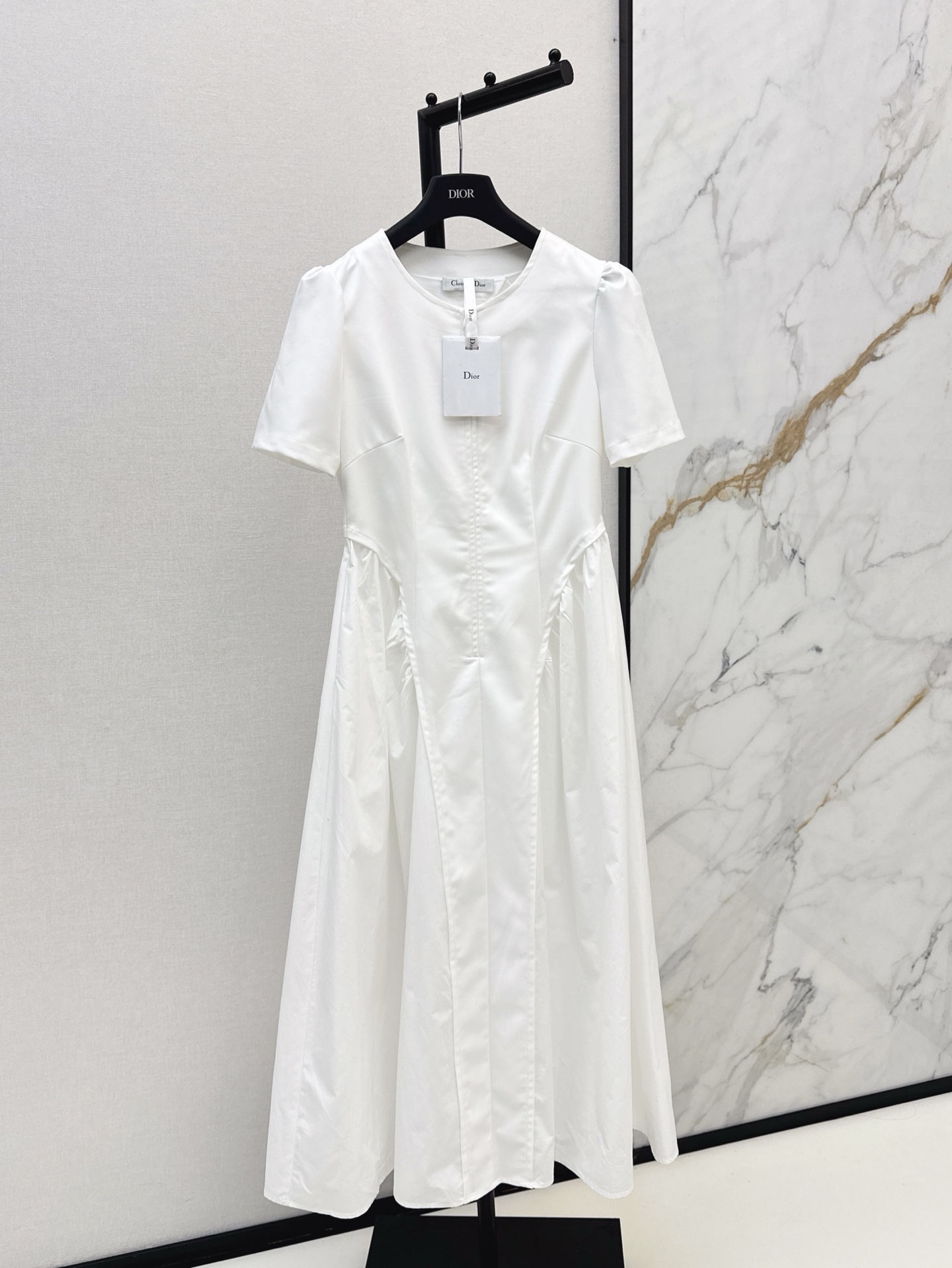 NO:321062,Exclusive model ~ CD 25Ss————The latest high-end minimalist long dress in spring and summer. The upper body has a filter feel, full of leisure and vacation style. It is very suitable for daily outing or vacation. Take a photo and take a picture. The waist splicing method is designed to easily divide the three-seven proportions. It looks tall and hides the flesh. Gentle and elegant. Two colors are on sale in stock. 9,, skirts, alexander wang19860909独家款～ CD 25Ss————春夏最新款高级极简风长款连衣裙 上身自带滤镜感 满满的休闲度假风 不管是日常出街或者度假休闲都很适合 拍照出片 腰部拼接做法设计轻松分割三七比例感 很显高又藏肉 温柔优雅 两色现货发售sml 9,,skirts,alexander wang,Women's clothing
