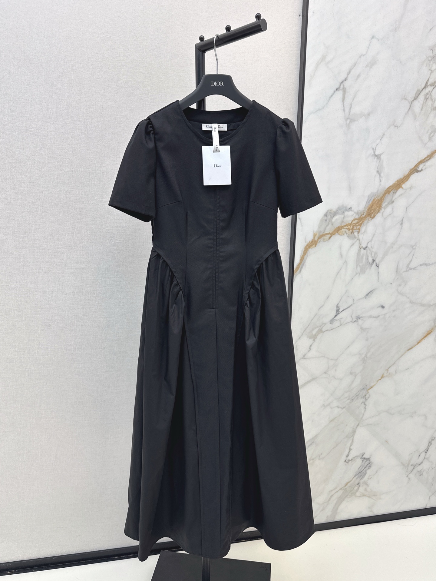 NO:321065,Exclusive model ~ CD 25Ss————The latest high-end minimalist style long dress in spring and summer. The upper body has a filter feel, full of leisure and vacation style. It is very suitable for daily outing or vacation. Take a photo and take a picture. The waist splicing method is designed to easily divide the three-seven proportions. It looks tall and hides the flesh. Gentle and elegant. Two colors are on sale in stock. SML, skirts, alexander wang19860909独家款～ CD 25Ss————春夏最新款高级极简风长款连衣裙 上身自带滤镜感 满满的休闲度假风 不管是日常出街或者度假休闲都很适合 拍照出片 腰部拼接做法设计轻松分割三七比例感 很显高又藏肉 温柔优雅 两色现货发售sml,,skirts,alexander wang,Women's clothing