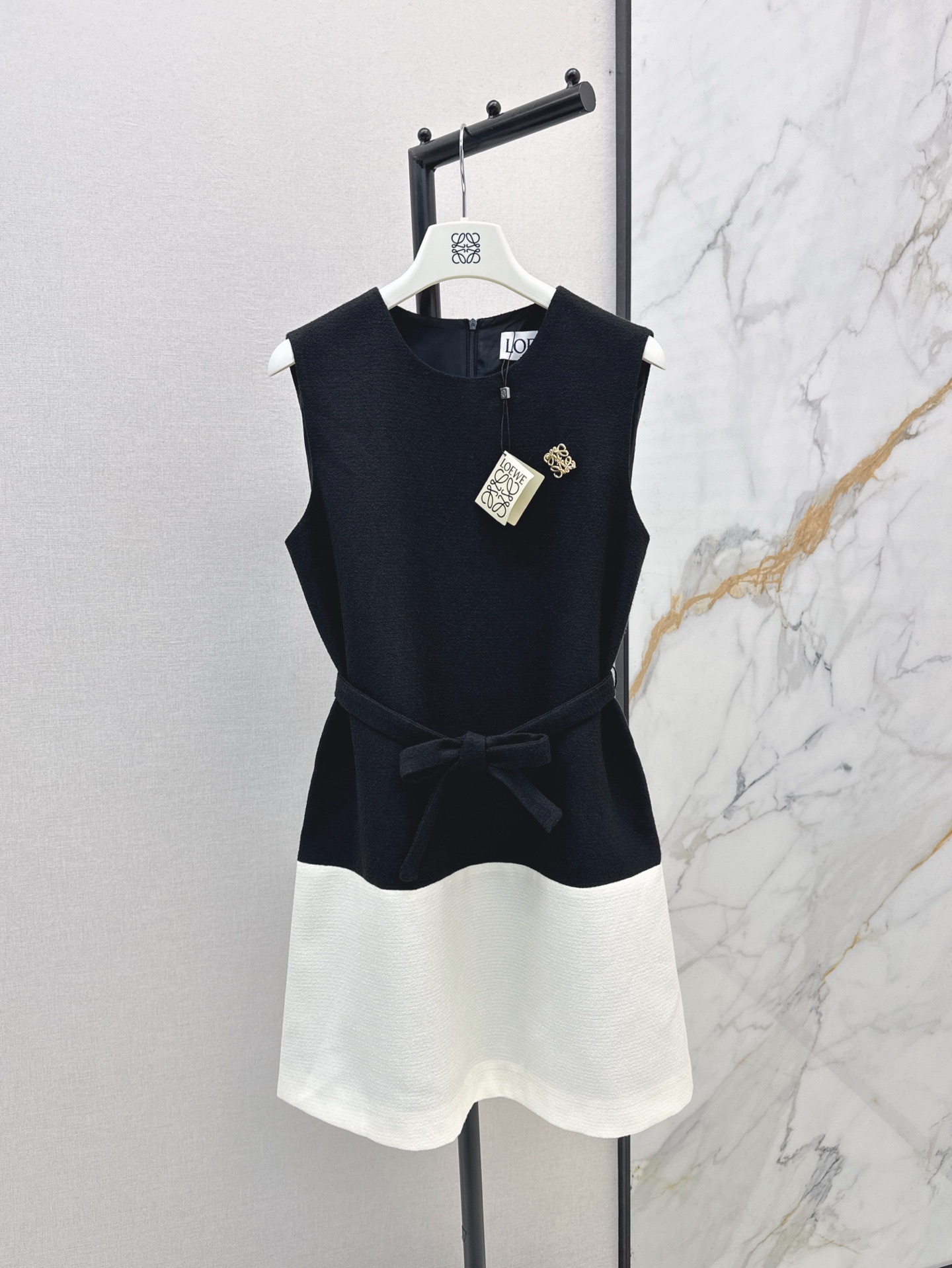 NO:321071,Temperament model Loe 25Ss————The latest classic black and white contrasting sleeveless dress in spring and summer. Atmospheric and elegant. A skirt that is extra points for commuting or daily life. It uses customized fabrics and shows very texture. The straight cut is added with a belt and waist to tighten the waist. The perfect body proportion is divided. The upper body is a temperamental beauty. One color is on sale in stock. 99,,loewe, skirts,alexander wang19860909气质款 Loe 25Ss————春夏最新款经典黑白撞色无袖连衣裙 大气优雅 不管是通勤或者日常都很加分的一条裙子 采用定制面料 非常显质感 直筒的剪裁加入了系腰带收腰 分割完美身材比例感 上身就是气质感美人 一色现货发售sml 99,,loewe,skirts,alexander wang,Women's clothing