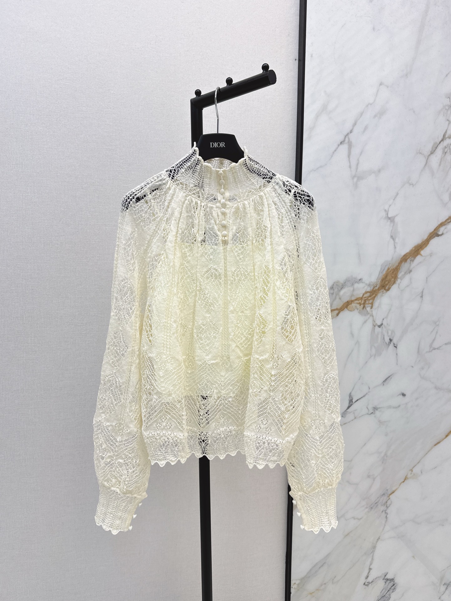 NO:321077,CD 25Ss————The latest spring and summer high-neck hollow lace two-piece top set dressing yarn fabric with off-white fairy spirit~ Lantern sleeve design sweet princess style, the upper body has an elegant and gorgeous feeling, small suspender belt inside, one color is available for sale in stock, alexander wang19860909CD 25Ss————春夏最新款高领镂空蕾丝两件套上衣定染纱线面料米白色仙气十足～ 灯笼袖设计甜美公主风 上身自带优雅华丽感 配送内搭小吊带 一色现货发售sml,,alexander wang,Women's clothing