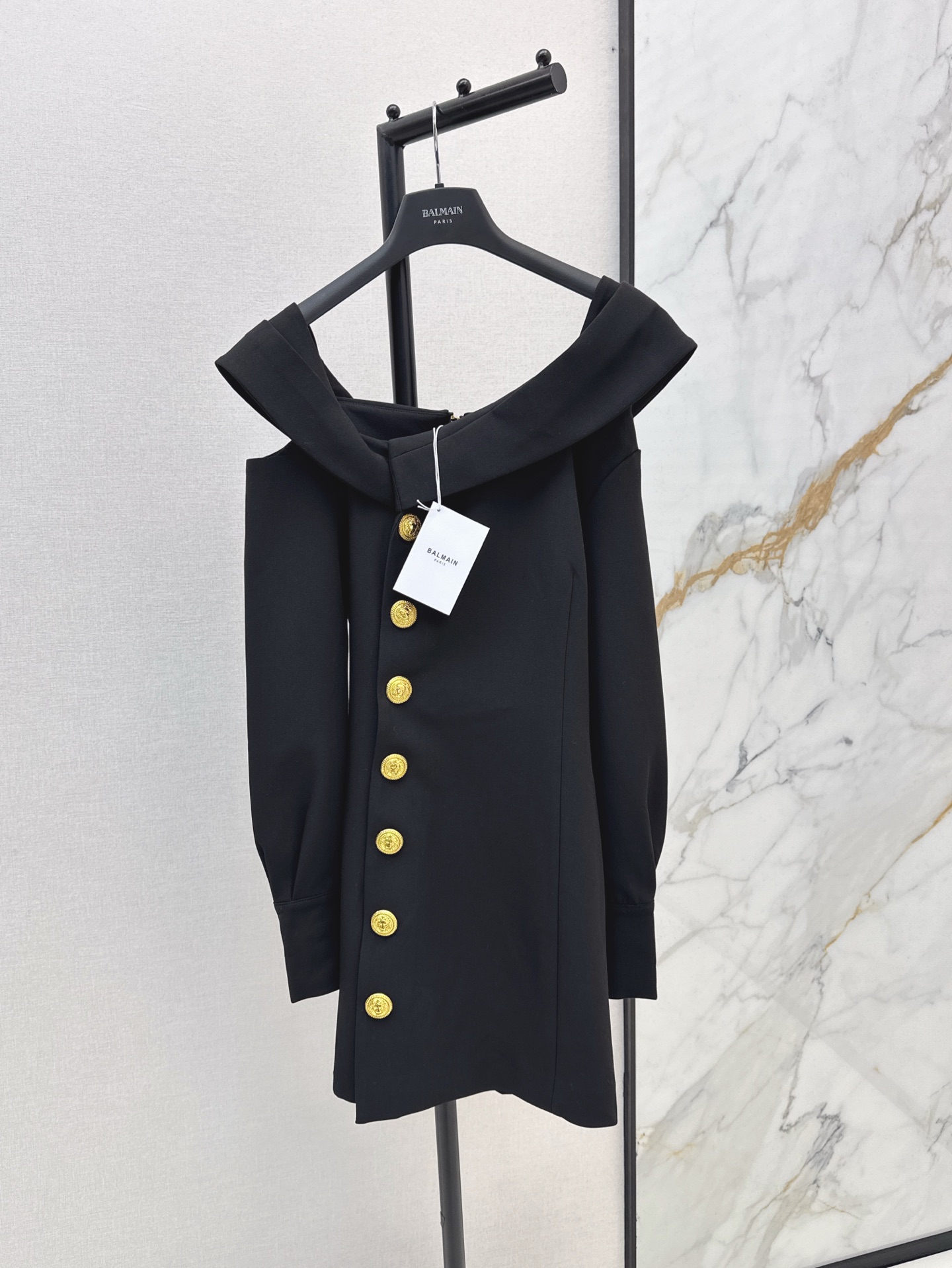 NO:321059,Noble and elegant Bal 25Ss—————The latest one-shoulder tailoring dress in early spring. Successful and casual and beautiful. Classic gold-breasted design. Whoever wears the style will look slimming. Very stylish. The one-shoulder method is very special. Breaking dullness is different from ordinary designs. It has highlights. One-shoulder is available in stock. 88,, skirts, alexander wang19860909贵气优雅 Bal 25Ss————早春最新款一字肩剪裁连衣裙 干练率性美一穿就有 经典的金色排扣设计 版型谁穿谁显瘦 非常有型 一字肩做法非常特别 打破沉闷区别于普通款设计 很有亮点 一色现货发售sml 88,,skirts,alexander wang,Women's clothing