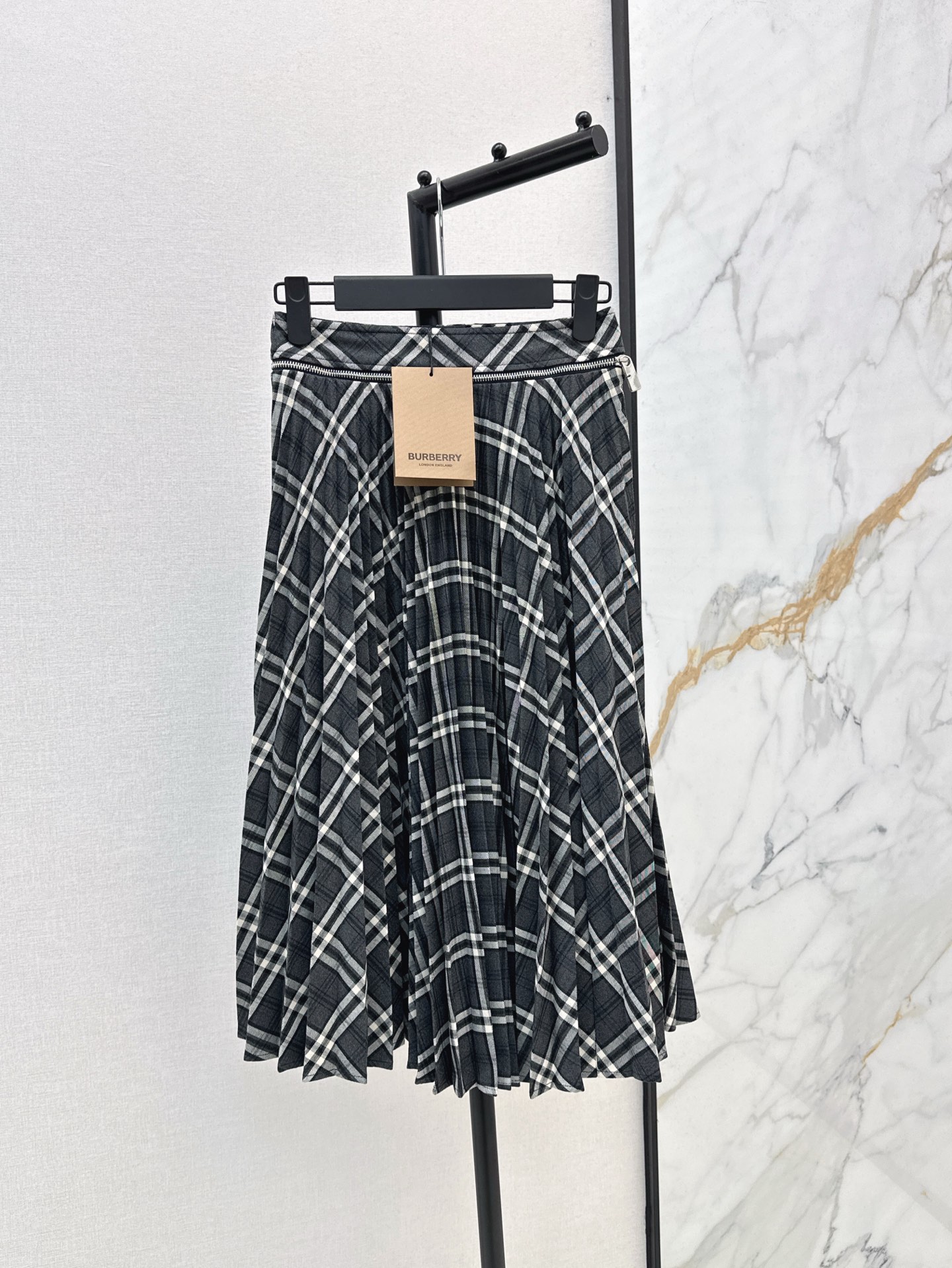 NO:321070,Exclusive first launch Bur 25Ss———The latest plaid pleated skirt in spring and summer, age-reducing temperament, full of girlish style, customized zipper method at waist, fashionable extra points, the skirt body pressed with pleated skirt hem is very material-consuming, the length is relatively moderate, most of the figure can be controlled, small people can also wear long legs proportions, one color is available for sale in stock sml 9,,burberry, skirts,alexander wang19860909独家首发 Bur 25Ss———春夏最新款格纹压褶半裙 减龄气质感 满满的少女风格 腰间定制拉链做法 时髦感加分 裙身压百褶大裙摆超耗料哦 长度比较适中 大部份的身材都可以驾驭 小个子也能穿出长腿比例 一色现货发售sml 9,,burberry,skirts,alexander wang,Women's clothing