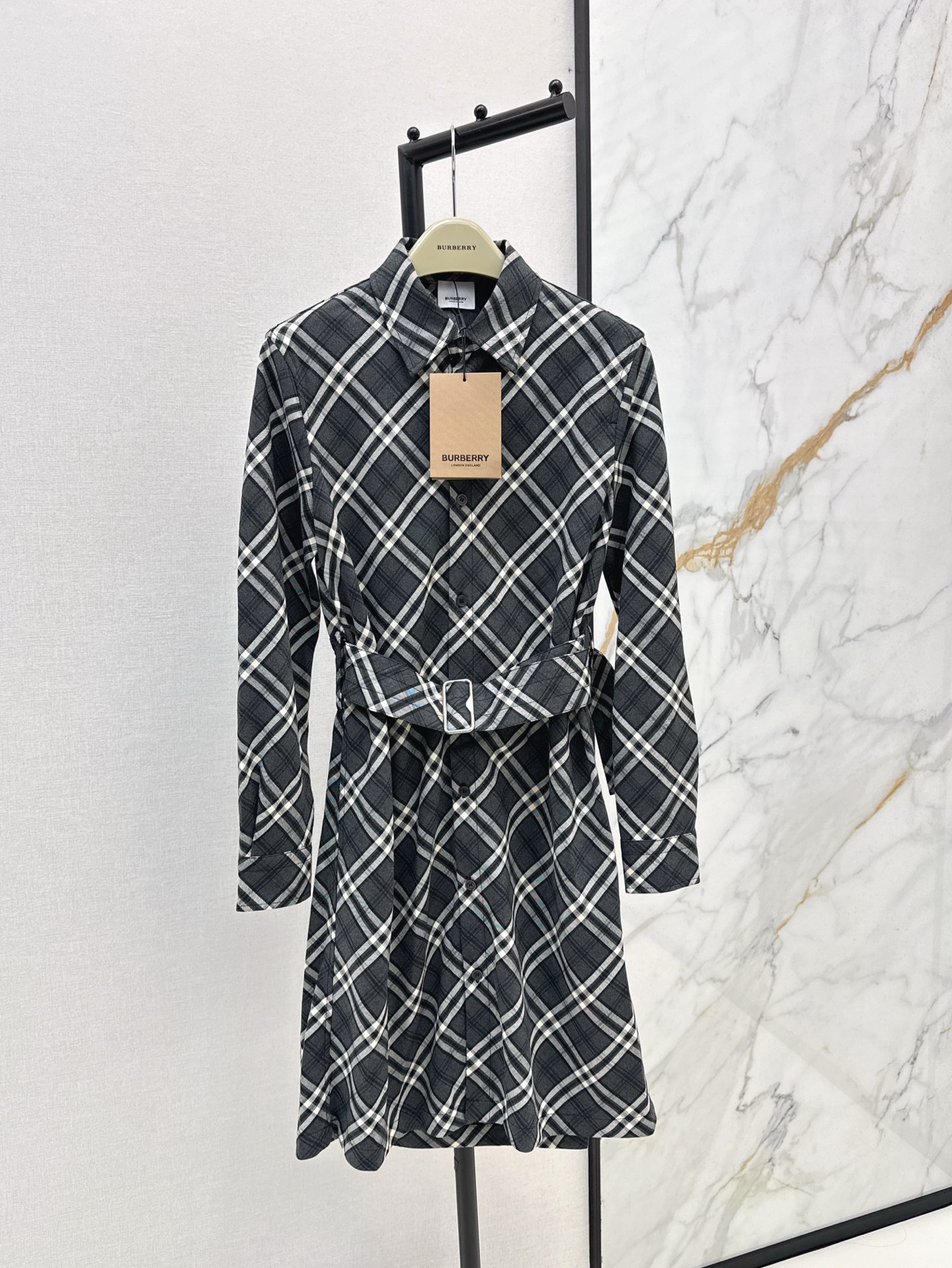 NO:321053,Elegant Lady Bur 25Ss—————The latest retro plaid dress in early spring. The real thing is super beautiful. The upper body is really the feeling of a lady in a retro family. The fixed plaid fabric is delivered. The waist belt is tightened and it looks slimming. Very high-end. The back is tight and the waist is leaking. The fashionable feeling is plus points. One-color spot is available for sale. 9,,burberry, skirts,alexander wang19860909优雅Lady Bur 25Ss———早春最新款复古格纹连衣裙 实物超美 上身真的复古世家小姐的感觉 定织格纹面料 配送本布腰带收腰显瘦 很高级 后背松紧漏腰做法 时髦感加分 一色现货发售sml 9,,burberry,skirts,alexander wang,Women's clothing