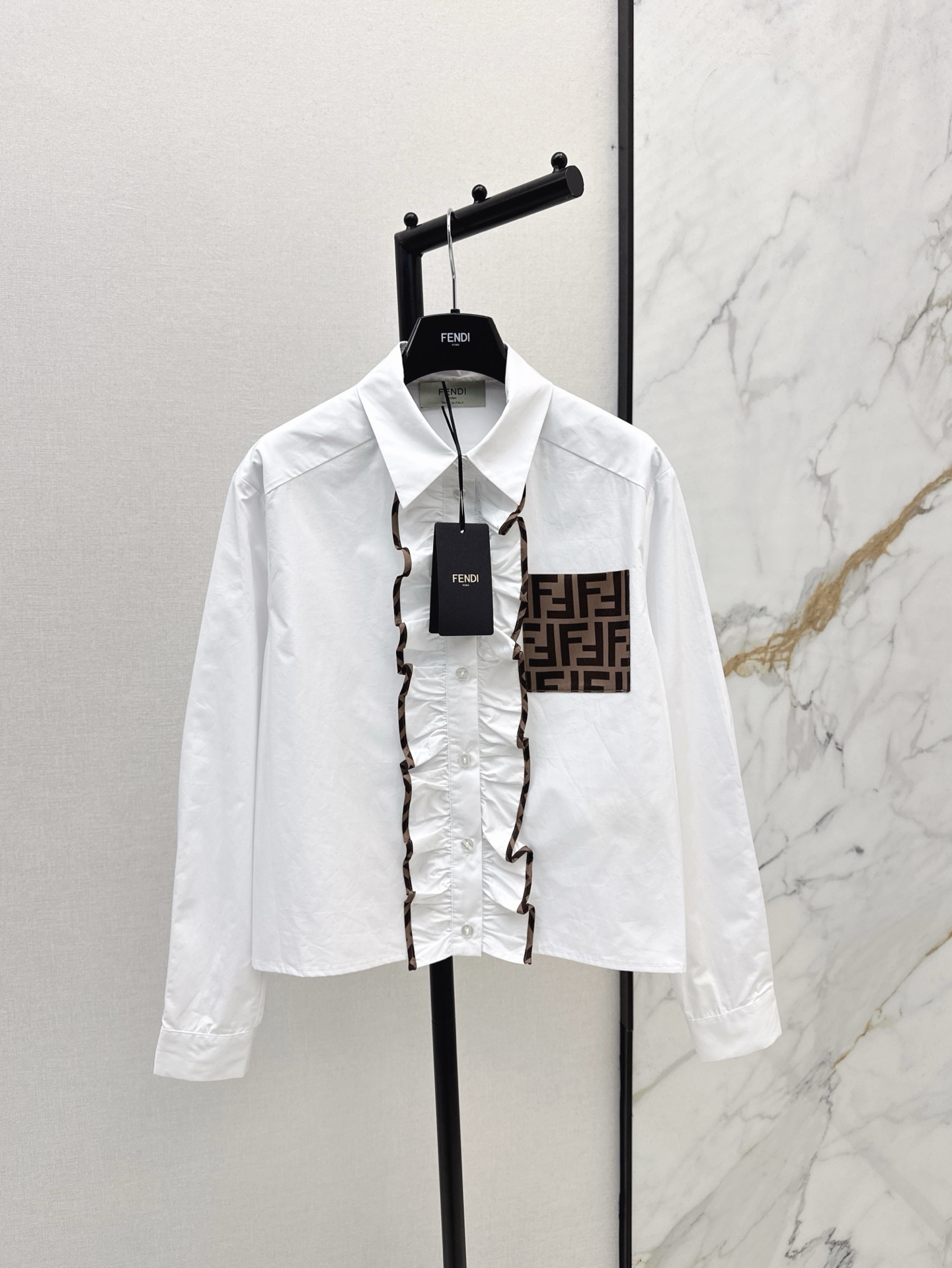 NO:321064,Exclusive model ~FD 25Ss————The latest contrasting coloured shirt in spring and summer, an elegant and high-end atmosphere, retro and stylish, a classic beauty on the upper body, a lace design on the chest,   old-fashioned pockets, details are very good. It looks so good when wearing a small coat or wearing it in the inner layer. SML 9,, jackets & coats,shirts,alexander wang19860909独家款～FD 25Ss————春夏最新款撞色包边衬衫 一整个优雅和高级的气息 复古有型 上身就是个古典美人 胸前木耳花边设计  老花口袋 细节很加分 叠穿小外套或者当内搭太好看了 一色现货发售sml 9,,jackets & coats,shirts,alexander wang,Women's clothing