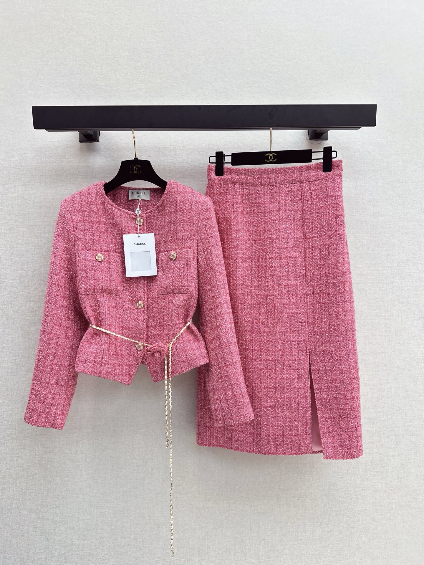 NO:485234,CBUK CHILDREN's daughter's outfit C home 25Ss————The latest peach color set in spring and summer, double pocket jacket + custom flower waist chain + skirt, the upper body is the kind of chaebol girl's tune, Korean noble, very high-end, suitable for dates or commuting, natural temperament, very versatile to wear separately, custom woven fabric, very thick, look closely, there is a small sequin craft, one set, one color is sold in stock, chanel, skirts, jackets & coats, alexander wang19860909财阀千金穿搭 C家 25Ss————春夏最新款桃花色系套装 双口袋外套+定制花朵腰链+半裙 上身就是那种财阀小姐姐调调 韩系贵气 很高级 不管是约会或者通勤都很适合 浑然天成的气质感 分开穿也很百搭 采用定制编织面料 很厚实 细看是有小亮片工艺的 一套出 一色现货发售sml,,chanel,skirts,jackets & coats,alexander wang,Women's clothing