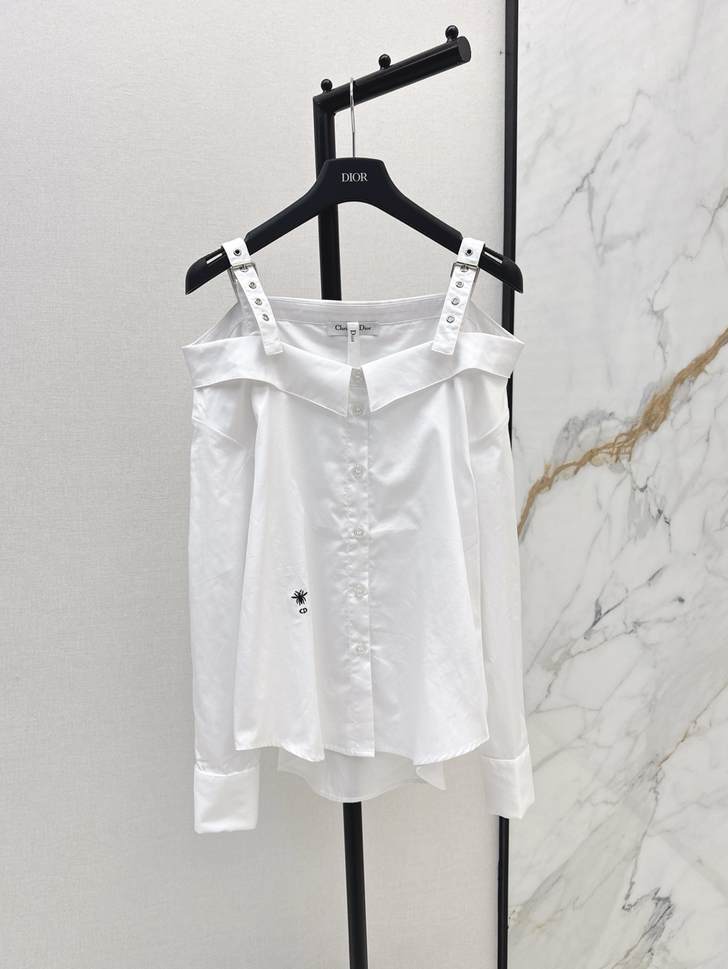 NO:321052,Jisoo's same CD 25Ss———The latest spring and summer one-length collar design long-sleeved shirt French elegant and casual, free and easy, free and easy, free and easy, can create various styles and outfits, can be sweet or salty, temperament white and rich, super age-reducing artifact, loose style three-dimensional tailoring, must-have versatile items this season, imported cotton poplin pure cotton shirt fabric, two colors for sale in stock sml,,shirts,alexander wang19860909Jisoo同款 CD 25Ss———春夏最新款一字领设计长袖衬衫法式优雅随性洒脱 随意塑造各种风格穿搭 可甜可盐 气质白富美超级减龄神器 宽松版型立体剪裁 本季必入百搭单品 进口棉府绸纯棉衬衫面料 两色现货发售sml,,shirts,alexander wang,Women's clothing