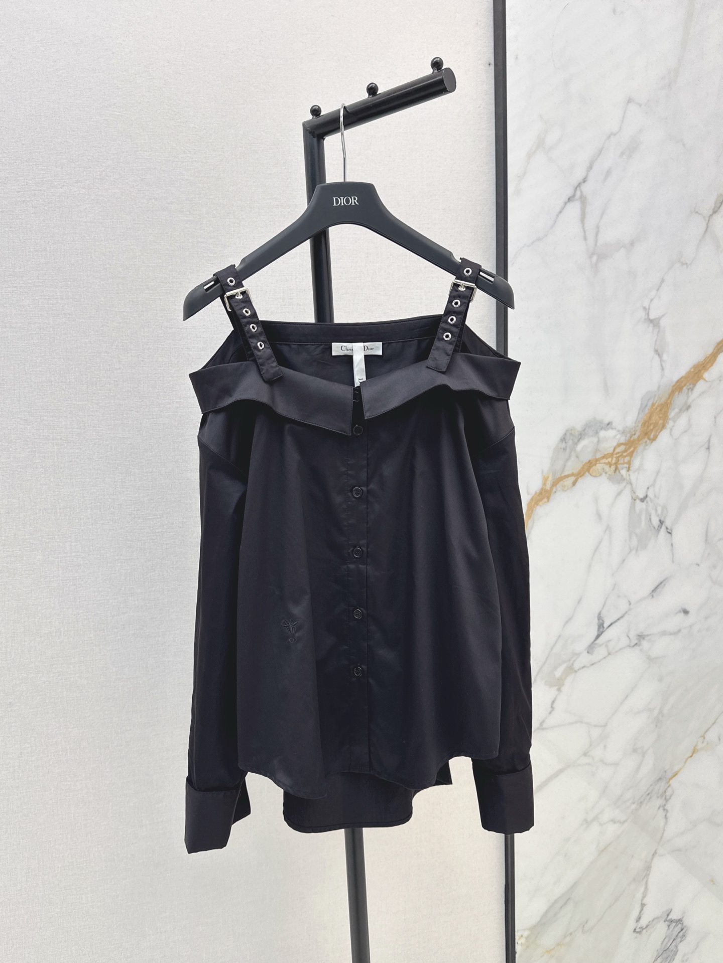 NO:321058,Jisoo's same CD 25Ss———The latest spring and summer one-length collar design long-sleeved shirt French elegant and casual, free and easy, free and easy, free and easy, can create various styles and outfits, can be sweet or salty, temperament white and rich, super age-reducing artifact, loose style three-dimensional tailoring, must-have versatile items this season, imported cotton poplin pure cotton shirt fabric, two colors for sale in stock sml,,shirts,alexander wang19860909Jisoo同款 CD 25Ss———春夏最新款一字领设计长袖衬衫法式优雅随性洒脱 随意塑造各种风格穿搭 可甜可盐 气质白富美超级减龄神器 宽松版型立体剪裁 本季必入百搭单品 进口棉府绸纯棉衬衫面料 两色现货发售sml,,shirts,alexander wang,Women's clothing