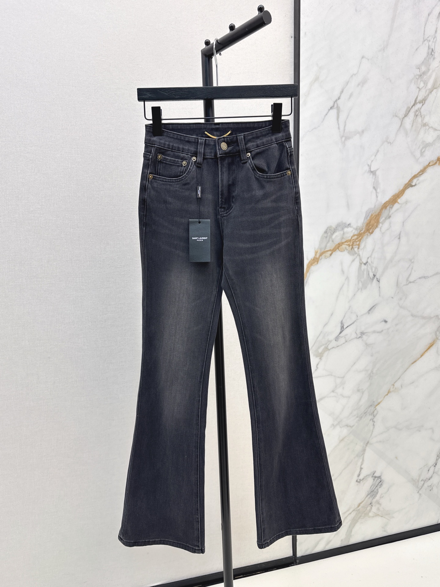 NO:321531,Super long legs SLP 25Ss————The latest spring and summer back pocket logo decorates slightly flared jeans. The upper body is supermodel legs. The pants are slightly flared. The upper body looks thin and long. More importantly, all kinds of versatile. It is absolutely easy to wear and match. The fabric is elastic and very comfortable. Invincible wearing experience. Four colors are available for sale in stock. Smlxlxx,,loro piana,jeans,alexander wang19860909超显腿长 SLP 25Ss————春夏最新款后背口袋logo装饰微喇牛仔裤 上身就是超模腿 裤型是微喇剪裁 上身显得腿又细又长 更重要的是各种百搭 绝对的好穿好搭配 面料带有弹性非常舒服 无敌穿着体验 四色现货发售smlxlxx,,loro piana,jeans,alexander wang,Women's clothing