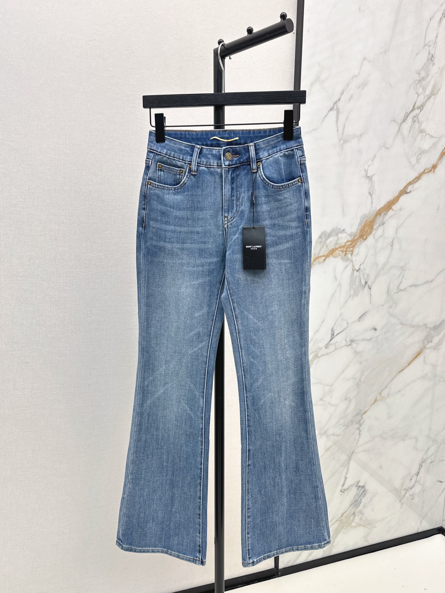 NO:321533,Super long legs SLP 25Ss————The latest spring and summer back pocket logo decorates slightly flared jeans. The upper body is supermodel legs. The pants are slightly flared. The upper body looks thin and long. More importantly, all kinds of versatile. It is absolutely easy to wear and match. The fabric is elastic and very comfortable. Invincible wearing experience. Four colors are available for sale in stock. Smlxlxxl,,loro piana,jeans,alexander wang19860909超显腿长 SLP 25Ss————春夏最新款后背口袋logo装饰微喇牛仔裤 上身就是超模腿 裤型是微喇剪裁 上身显得腿又细又长 更重要的是各种百搭 绝对的好穿好搭配 面料带有弹性非常舒服 无敌穿着体验 四色现货发售smlxlxxl,,loro piana,jeans,alexander wang,Women's clothing