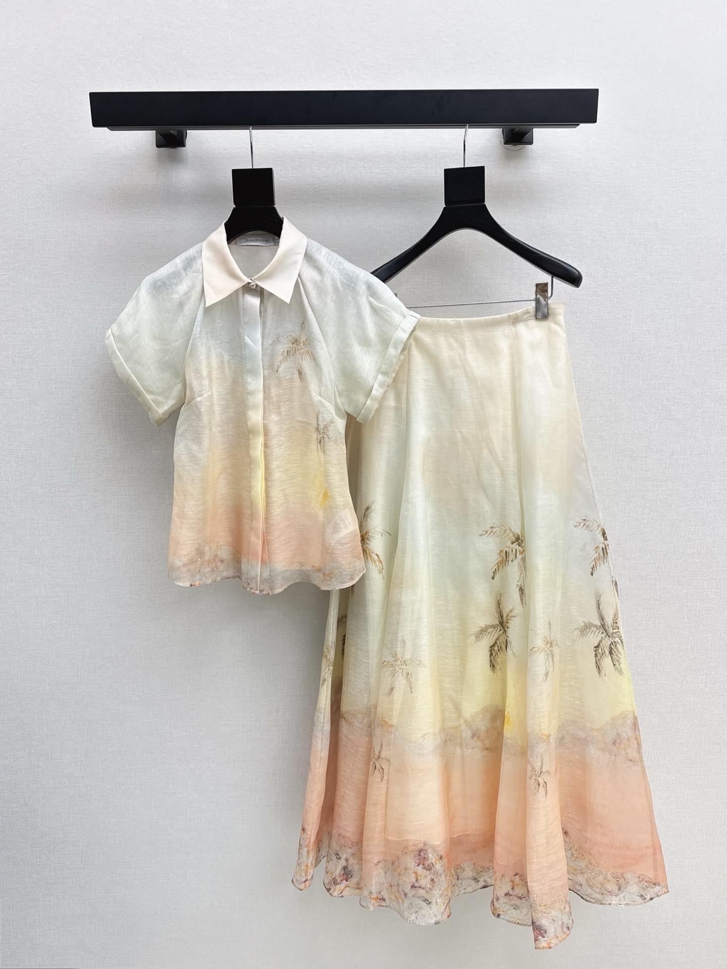 NO:321520,Tops, skirts, single quality Zim 25Ss———The latest spring and summer vacation series set, floral print pattern decorative shirt   high waist skirt, original custom heavy work retro palace style, age-reducing girlish style, beautiful upper body, fairy-like and elegant white and rich beauty essential items, one color spot on sale sml, skirts, shirts, alexander wang19860909上衣 裙子单品质 Zim 25Ss———春夏最新款度假系列套装 花卉印花图案装饰衬衫 高腰半裙 原版定制重工复古宫廷风减龄少女风 上身美的不要不要的 仙气优雅的白富美必备单品 一色现货发售sml,,skirts,shirts,alexander wang,Women's clothing