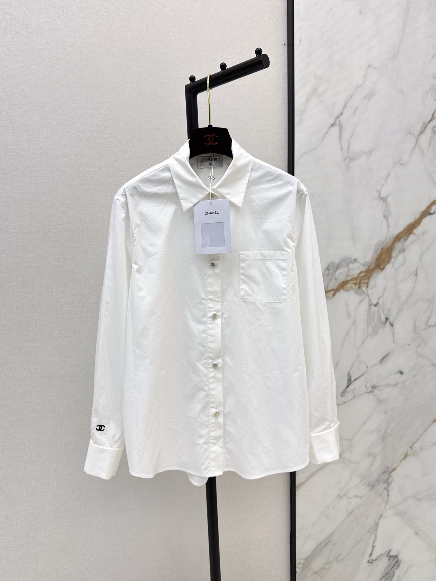NO:321524,C home 25Ss————The latest solid color long-sleeved shirt in spring and summer. It has a cool feeling at a glance. It can also be worn as sunscreen. The right sleeve embroidery logo embellishes the brand logo. It is very good to wear it alone or for the outer wear. It is sweet and cool. It is available in stock. 9, chanel,shirts,alexander wang19860909C家 25Ss————春夏最新款纯色长袖衬衫 一眼清凉的感觉 还可以当防晒穿 右衣袖刺绣logo点缀品牌标识 单穿或者做外搭都很不错 可甜可酷绝绝子 一色现货发售sml 9,,chanel,shirts,alexander wang,Women's clothing