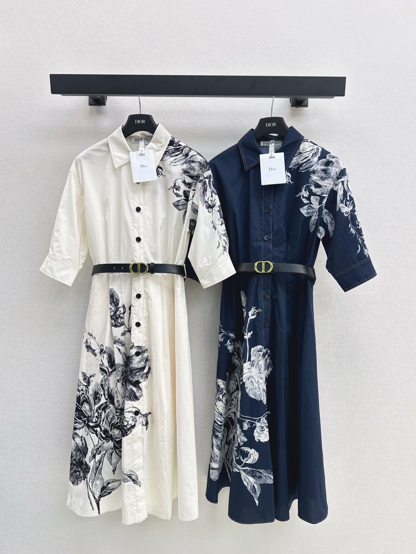 NO:321517,CD 25Ss———The latest floral pattern dress with early spring, three-dimensional slim fit and slim look, very fashionable and retro, custom belt at waist, elegant and fashionable upper body, high waistline style cut, lengthen body proportions, very recommended item, not picky at all, two colors are available for sale in stock, sml, skirts, alexander wang19860909CD 25Ss———早春最新款花卉图案连衣裙立体修身剪裁巨显瘦 非常的洋气复古 腰间定制腰带搭配 上身优雅又时尚 搭配高腰线版型剪裁 拉长身材比例 非常推荐的一款单品 完全不挑人 两色现货发售sml,,skirts,alexander wang,Women's clothing