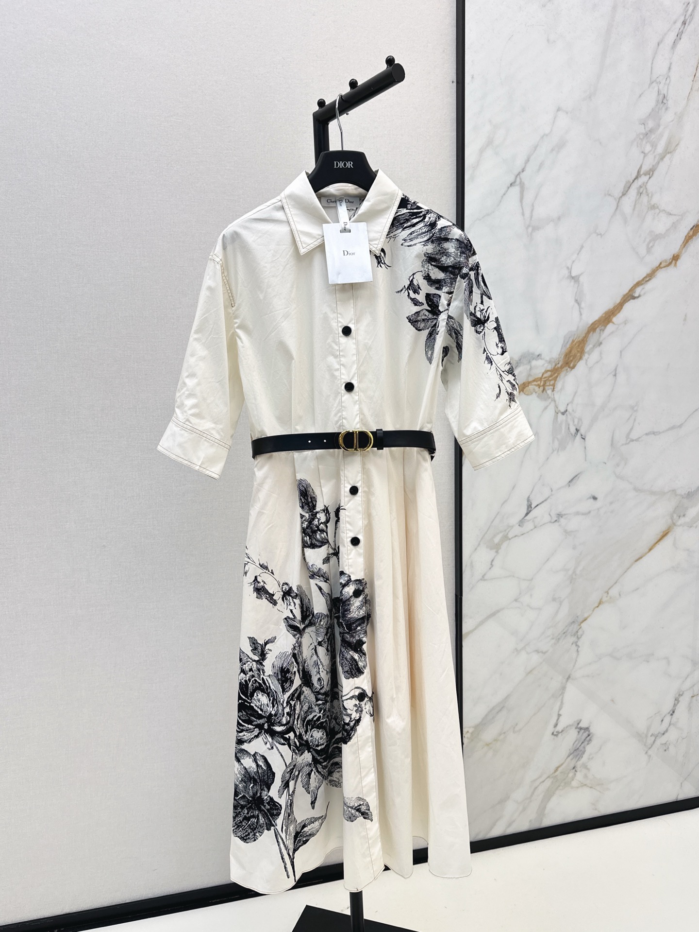 NO:321491,CD 25Ss———The latest floral pattern dress with early spring, three-dimensional slim cut, huge slim, very fashionable, custom belt at waist, elegant and fashionable upper body, high waistline cut, lengthen body proportions, very recommended item, not picky at all, two colors are available for sale in stock sml 8,, skirts, alexander wang19860909CD 25Ss———早春最新款花卉图案连衣裙立体修身剪裁巨显瘦 非常的洋气复古 腰间定制腰带搭配 上身优雅又时尚 搭配高腰线版型剪裁 拉长身材比例 非常推荐的一款单品 完全不挑人 两色现货发售sml 8,,skirts,alexander wang,Women's clothing