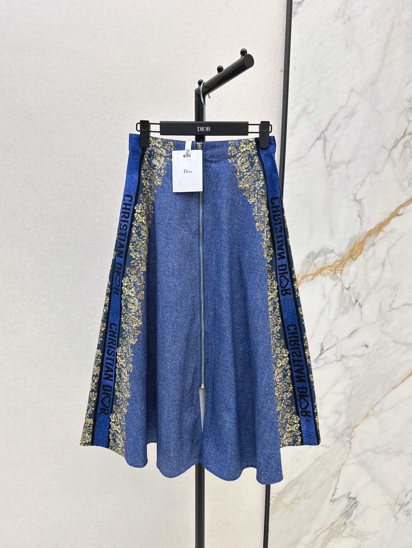 NO:321494,CD 25Ss———The latest floral pattern skirt in early spring, three-dimensional tailoring, huge slim, very fashionable, elegant and fashionable upper body, high waistline style cut, lengthen body proportions, very recommended item, not picky at all, two colors are available in stock, sml, skirts, alexander wang19860909CD 25Ss———早春最新款花卉图案半裙 立体剪裁巨显瘦 非常的洋气复古 上身优雅又时尚 高腰线版型剪裁 拉长身材比例 非常推荐的一款单品 完全不挑人 两色现货发售sml,,skirts,alexander wang,Women's clothing