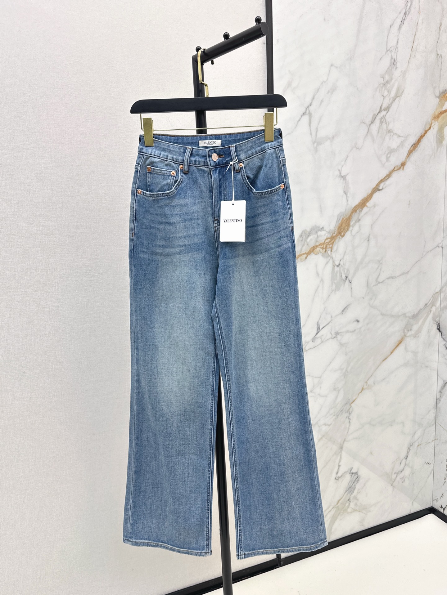 NO:321506,VLTN 25Ss————The latest spring and summer logo letter straight jeans, it is simply a walking long-legged artifact. Straight-legged style, not picky and versatile, wear jackets and T-shirts at will, the key is to wear it for no time to wear, worth collecting, retro blue wash, especially looking, details are also in place, smlxlxx, jeans, jackets & coats,tees, t-shirt, alexander wang19860909VLTN 25Ss————春夏最新款logo字母直筒牛仔裤 简直就是行走的显长腿神器 直筒的版型 不挑人又百搭 外套T恤随意搭 重点是穿多久都不会过时 值得收藏 复古蓝洗水 特别耐看 细节也很到位 一色现货发售smlxlxx,,jeans,jackets & coats,tees，t-shirt,alexander wang,Women's clothing