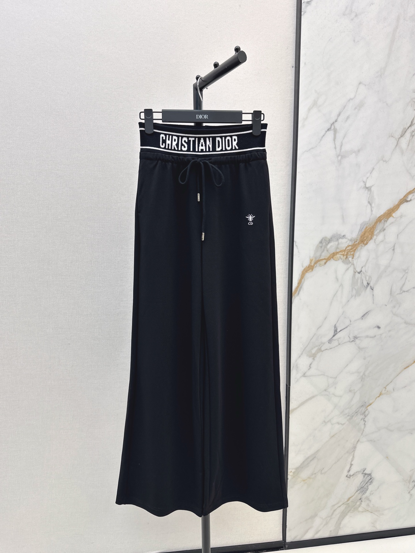 NO:321509,CD 25Ss————The latest custom logo letter casual straight-leg pants in spring and summer can be matched with all tops and pants in the closet. Work or daily eating. Straight-leg pants are inclusive of various leg shapes. The legs are not very wide. Visually, it is more hidden and the flesh looks taller. SML is available in stock, alexander wang19860909CD 25Ss————春夏最新款定制logo字母休闲直筒裤可以搭配衣橱里所有上衣裤子 上班或者日常通吃 直筒裤型包容各种腿型 裤腿不会很阔 视觉上更加藏肉显高 一色现货发售sml,,alexander wang,Women's clothing