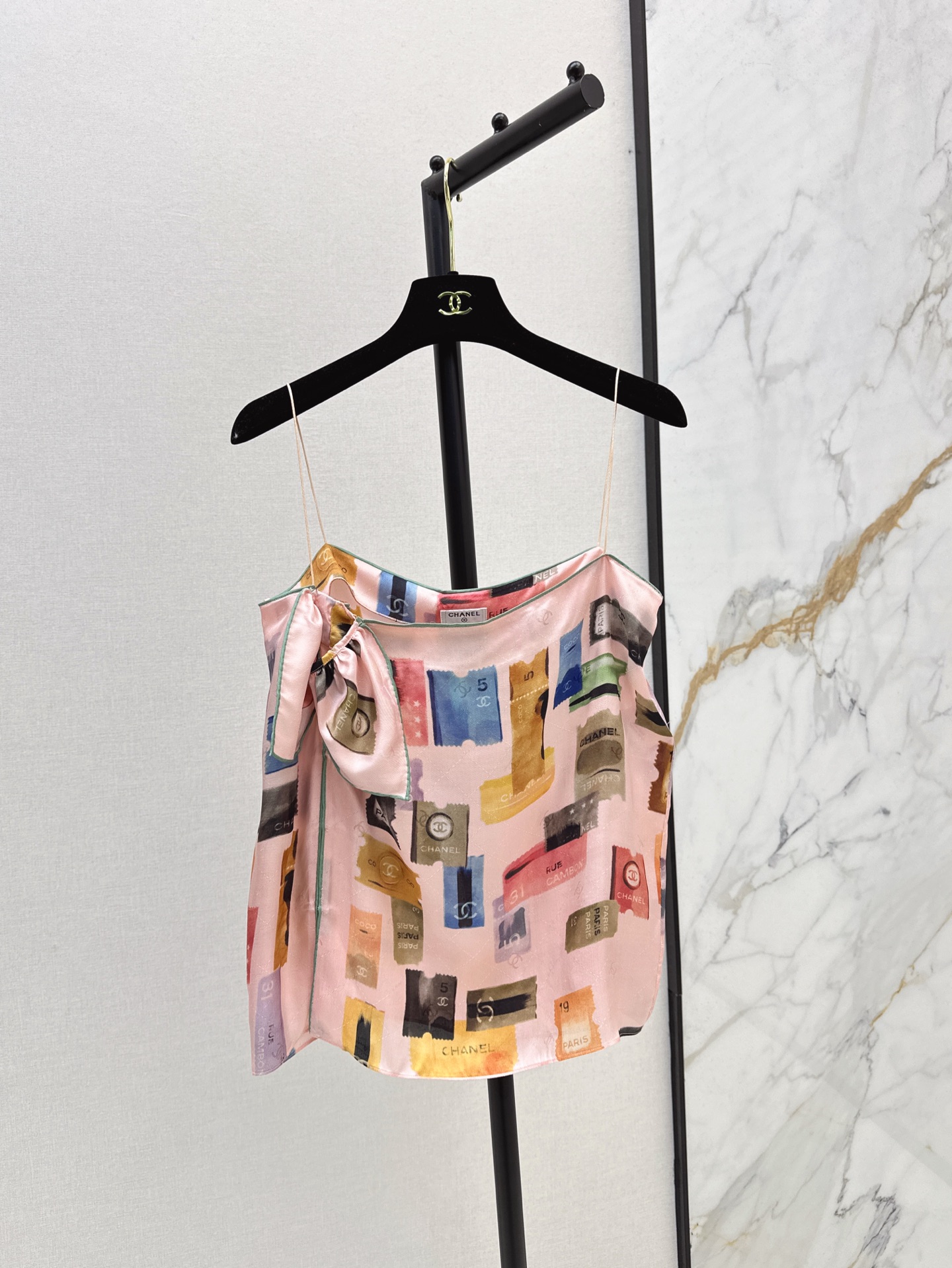 NO:321512,The same style of jennie 25Ss————The latest printed silk strap sling in spring and summer is 100% silk texture. I can’t wait to wear it for vacation. It is definitely a relaxing top that has been contracted for the whole summer. The side snap knot design is easy to put on and take off. One color is available for sale in stock. Real silk, alexander wang19860909jennie同款 25Ss————春夏最新款印花真丝抹胸吊带百分百真丝质感超赞 迫不及待穿它去度假 绝对是承包一整个夏天的轻松小上衣 侧面的按扣打结设计方便穿脱 一色现货发售sml,,real silk,alexander wang,Women's clothing