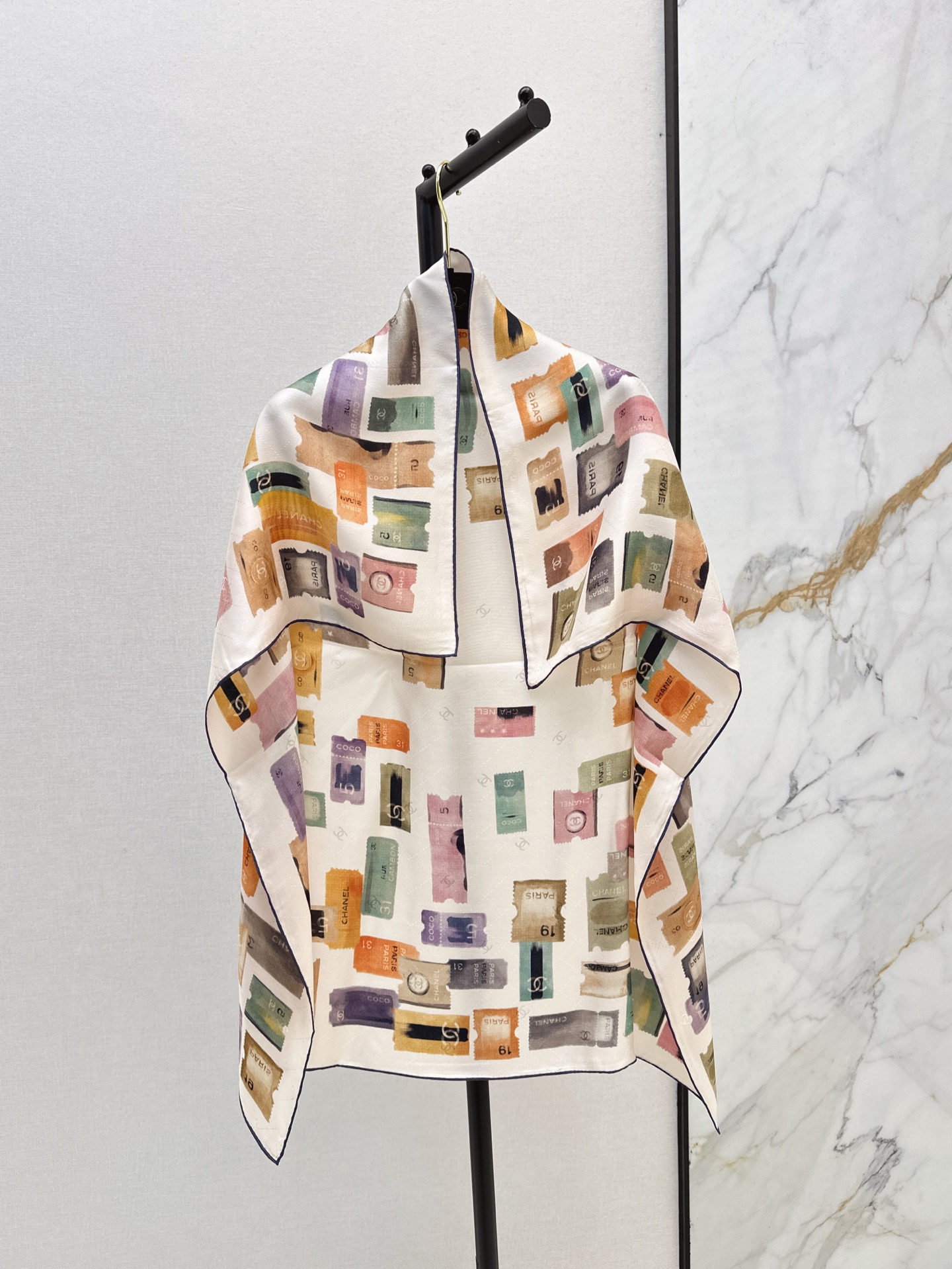 NO:321518,Exclusive first launch C home 25Ss————The latest printed silk square scarf in spring and summer is 100% silk texture. I can’t wait to wear it for vacation. Two styles that can be used as a strapless one. One color is available in stock. Both, chanel, real silk, alexander wang19860909独家首发 C家 25Ss————春夏最新款印花真丝方巾百分百真丝质感超赞 迫不及待穿它去度假 可当抹胸的两穿款 一色现货发售 均,,chanel,real silk,alexander wang,Women's clothing