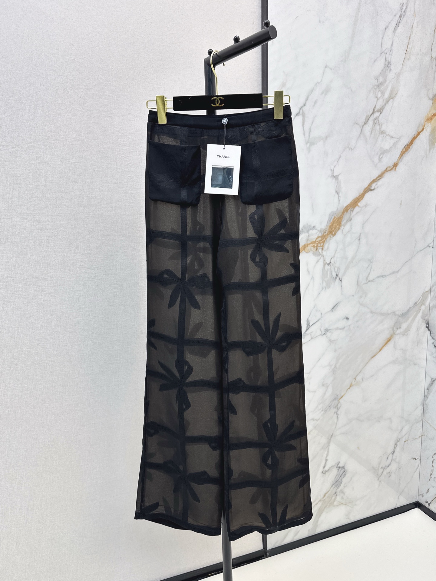 NO:321523,Lining trousers home 25Ss——————The latest spring and summer show-show lapel silk shirt   trousers Customized 100% mulberry silk material, light texture, special craftsmanship, large plaid and positioning bows printed on the outer layer, slight perspective adds a sexy charm atmosphere, tight cuffs make it more formal, brand style immediately highlights, exquisite design, matched with wide-leg trousers in the same series, thin waist seal divides up and down proportions, highlights waistline, design up and down matching, easy to wear elegance and aura, complete sets of fashionable and fashionable, good to match separately, one color separate development, spot-on sml,shirts, real silk,alexander wang19860909衬 长裤家 25Ss————春夏最新走秀同款套装翻领真丝衬衫 长裤 定制百分百桑蚕丝材质 质地轻薄 通体特殊工艺外层印有大格纹和定位蝴蝶结 微微透视增添性感魅力氛围 袖口束紧更显正式 品牌格调立马凸显 设计精致满分 搭配同系列阔腿长裤 细腰封划分上下比例 突出腰线 设计上下配套 轻松穿出优雅和气场 成套时髦洋气 分开搭配也好看 一色分开发 现货发售sml,,shirts,real silk,alexander wang,Women's clothing