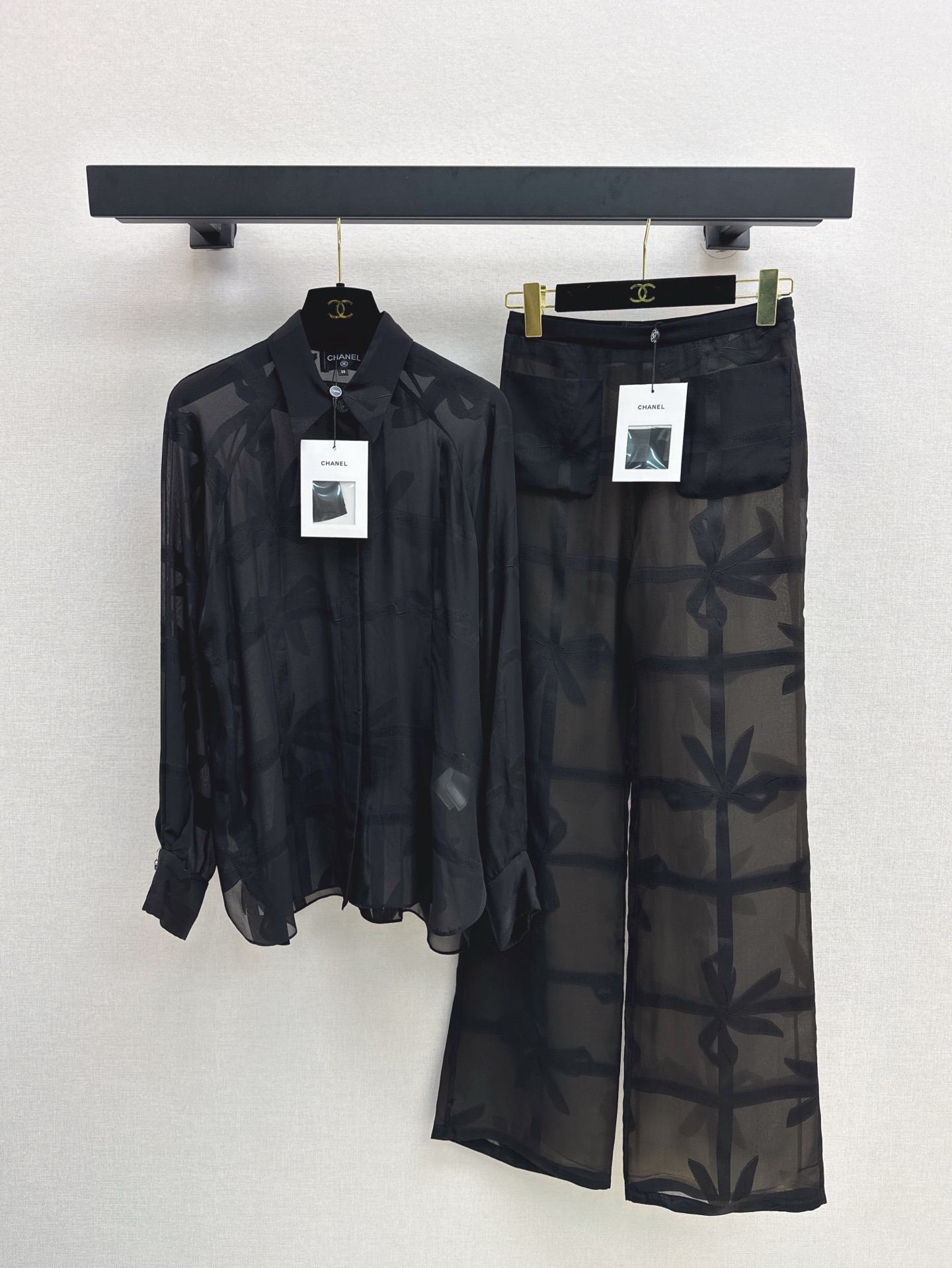 NO:321525,Lining trousers home 25Ss——————The latest spring and summer show-show lapel silk shirt   trousers Customized 100% mulberry silk material, light texture, special craftsmanship, large plaid and positioning bows printed on the outer layer, slight perspective adds a sexy charm atmosphere, tight cuffs make it more formal, brand style immediately highlights, exquisite design, matched with wide-leg trousers in the same series, thin waist seal divides up and down proportions, highlights waistline, design up and down matching, easy to wear elegance and aura, complete sets of fashionable and fashionable, good to match separately, one color separate development, spot-on sml,shirts, real silk,alexander wang19860909衬 长裤家 25Ss————春夏最新走秀同款套装翻领真丝衬衫 长裤 定制百分百桑蚕丝材质 质地轻薄 通体特殊工艺外层印有大格纹和定位蝴蝶结 微微透视增添性感魅力氛围 袖口束紧更显正式 品牌格调立马凸显 设计精致满分 搭配同系列阔腿长裤 细腰封划分上下比例 突出腰线 设计上下配套 轻松穿出优雅和气场 成套时髦洋气 分开搭配也好看 一色分开发 现货发售sml,,shirts,real silk,alexander wang,Women's clothing