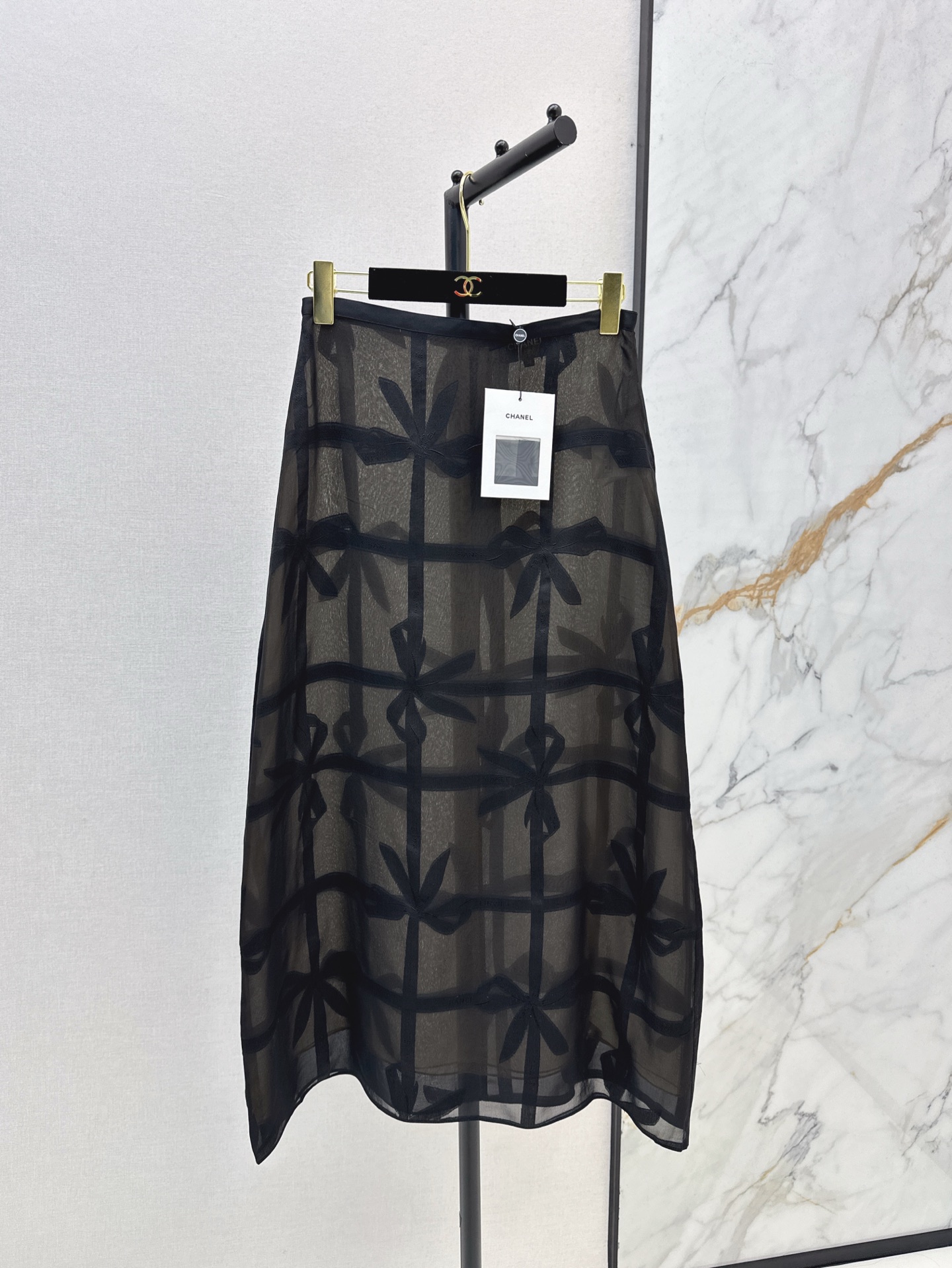 NO:321505,C home 25Ss—————The latest spring and summer show-show silk round-neck shirt   long skirt 100% mulberry silk material, light texture, special craftsmanship, large plaid and positioning bows printed on the outer layer, slight perspective adds a sexy charm atmosphere, thin straps on the cuffs are tied into bows to form a response, the brand style is immediately highlighted, the design is more refined, matched with long skirts in the same series, the thin waist seal divides the upper and lower proportions, highlights the waistline, design is matched up and down, and it is easy to wear with elegance and aura. Complete sets of fashionable and fashionable, and they are also good to match separately. One color is developed. SML tops are sold in stock, skirts, chanel, skirts, shirts, real silk, alexander wang19860909C家 25Ss————春夏最新走秀同款套装真丝圆领衬衫 半身长裙 百分百桑蚕丝材质 质地轻薄 通体特殊工艺外层印有大格纹和定位蝴蝶结 微微透视增添性感魅力氛围 袖口细带系成蝴蝶结形成呼应 品牌格调立马凸显 设计更显精致 搭配同系列长半裙 细腰封划分上下比例 突出腰线 设计上下配套 轻松穿出优雅和气场 成套时髦洋气 分开搭配也好看 一色分开发 现货发售sml 上衣 半裙,,chanel,skirts,shirts,real silk,alexander wang,Women's clothing